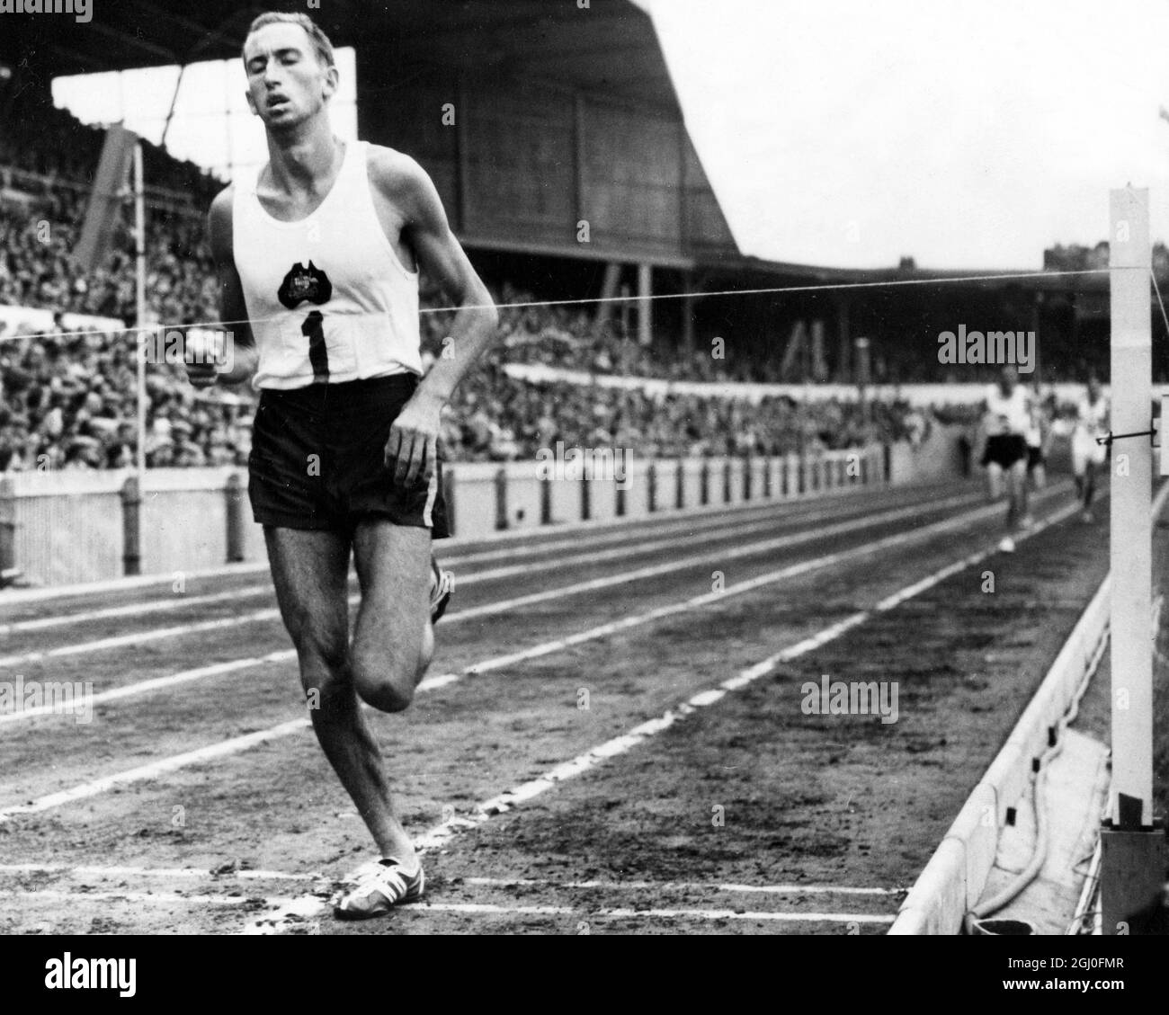 Herb Elliott gewinnt das One Mile Event bei den Empire Games in Cardiff. An zweiter und dritter Stelle standen die Australier Mervyn Lincoln und Albert Thomas am 26. Juli 1958. Stockfoto