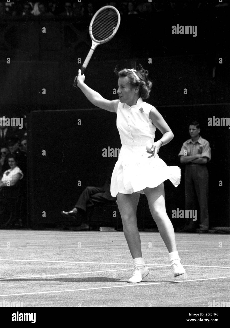Little Mo, Miss Maureen Connolly, 17-jährige amerikanische Meisterin, spielt während ihres Einzelspiels der Wimbledon Lawn Tennis Championships auf dem Mittelfeld gegen die britische Miss Angela Mortimer. Juni 1952 Stockfoto