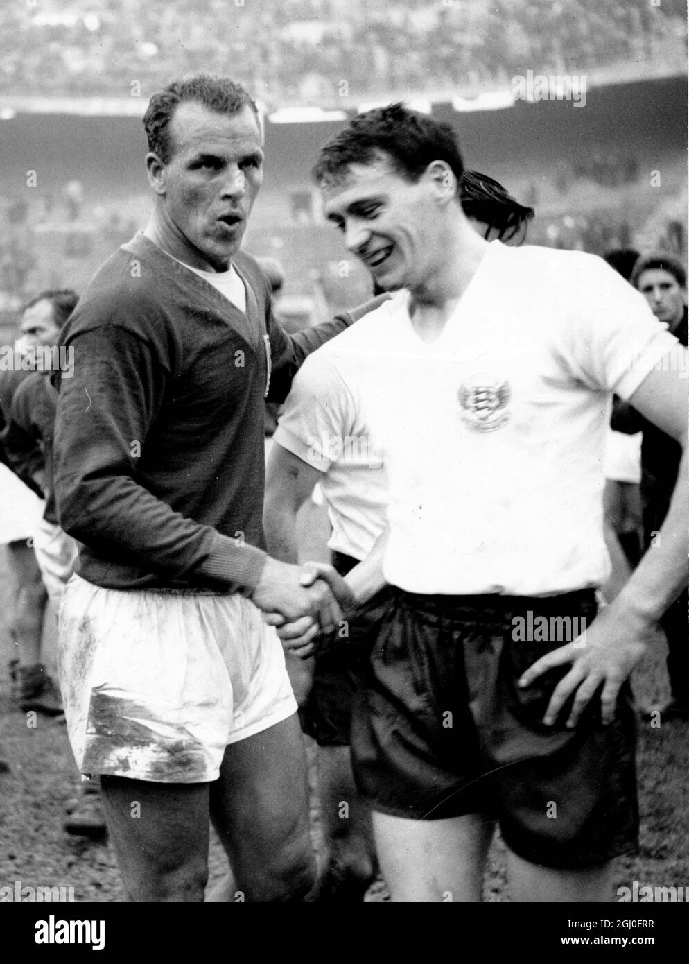 Die italienische Liga schlug die englische Fußballliga in Mailand mit vier Toren zu zwei. Foto zeigt John Charles (links) von der italienischen Liga-Mannschaft, die sich mit Bobby Robson von der englischen Football League-Mannschaft die Hände schüttelt. November 1960 Stockfoto