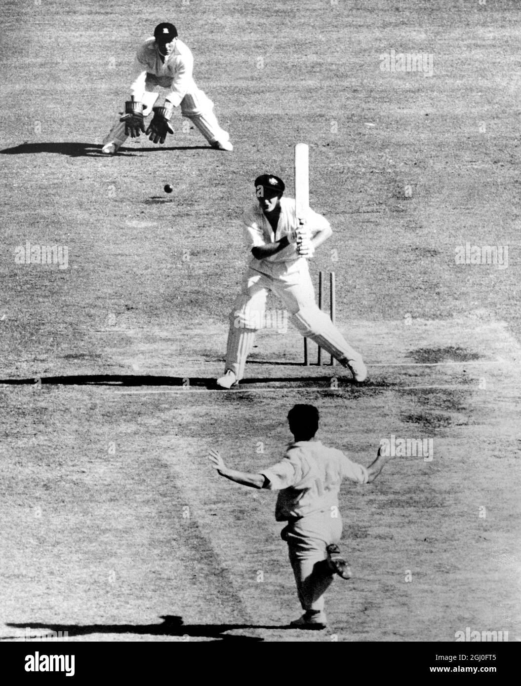 Australien gegen England G.McKenzie wird von Fred Trueman beim zweiten Testspiel in Melbourne, das England mit sieben Wickets gewann, für eine Ente geduckt. Januar 1963. Stockfoto