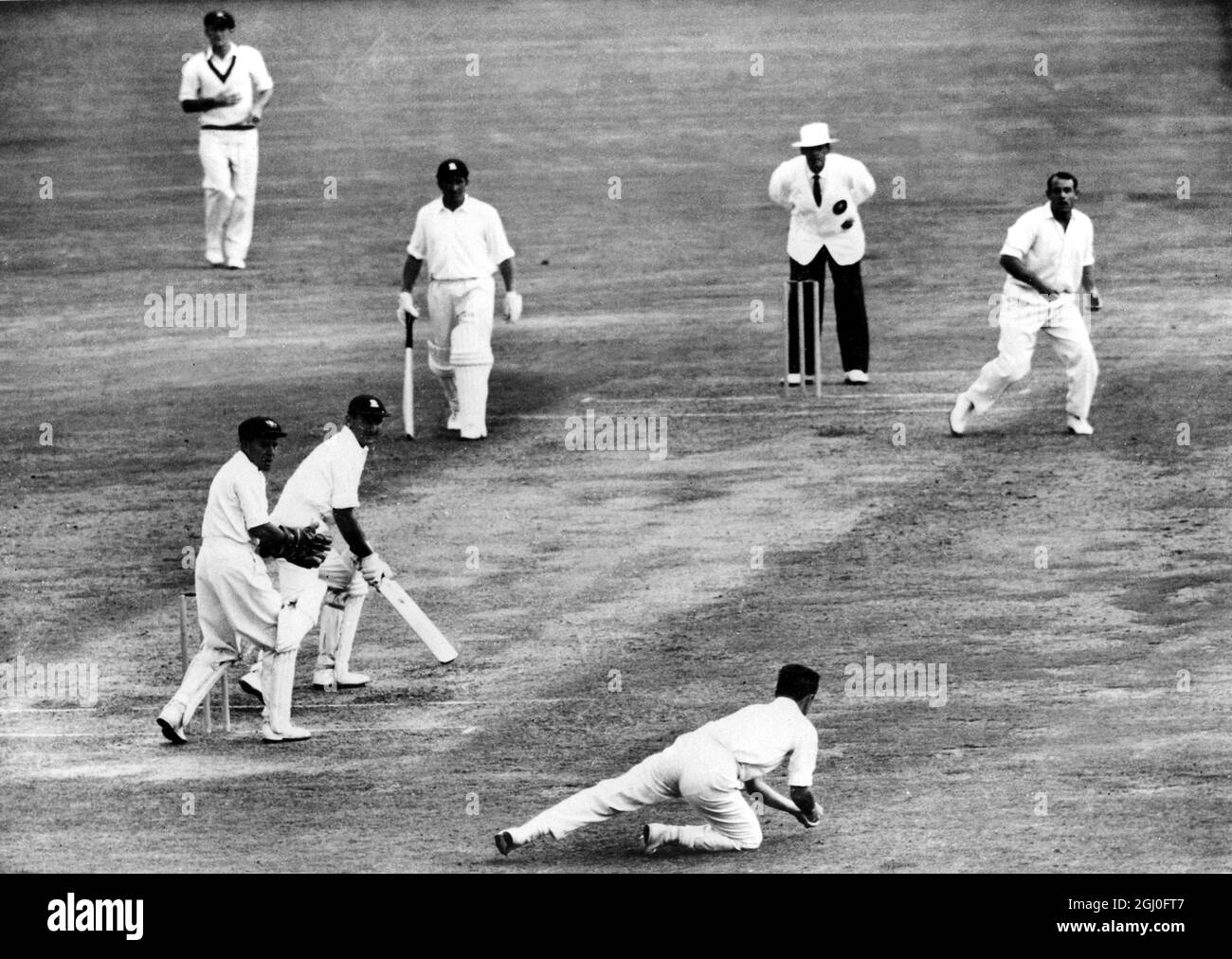 Australien gegen England Ted Dexter, Englands Kapitän, wird von Simpson beim Bowling von O'Neill für 47 während des fünften und letzten Testspieles in Sydney gefangen. Februar 1963. Stockfoto