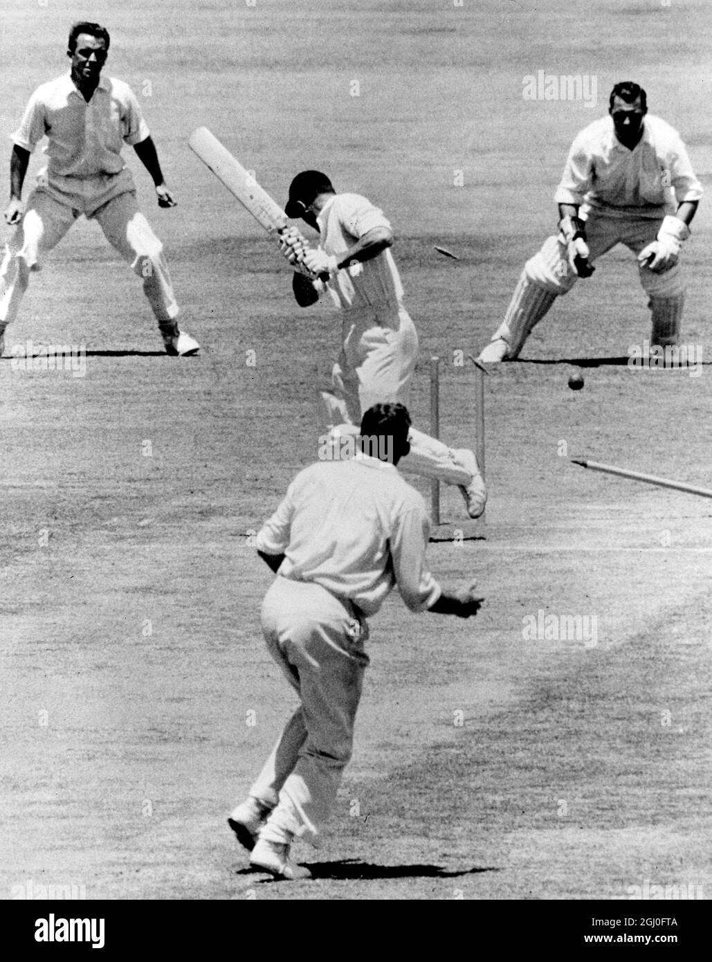 Australien gegen England Fred Titmus (England) wird beim dritten Testspiel in Sydney vom Australier Alan Davidson klar in die Schwirre geführt. Januar 1963. Stockfoto