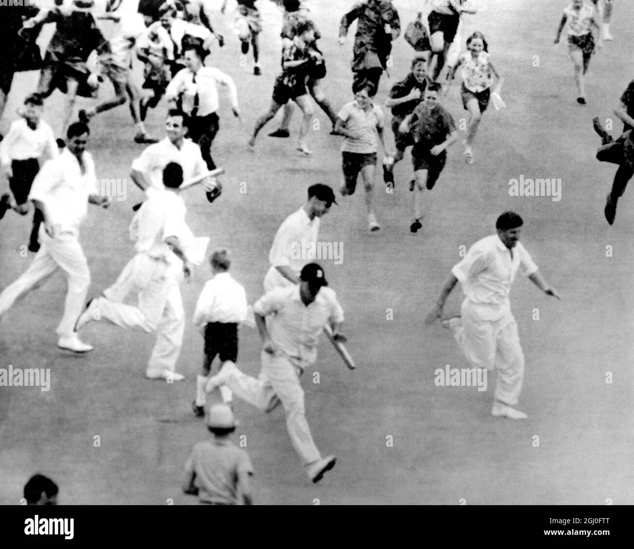 Australien gegen England am Ende des dritten Testspieles in Sydney, das Australien mit Eigfht Wickets gewonnen hat, laufen die Spieler zum Pavillon. Januar 1963 Stockfoto