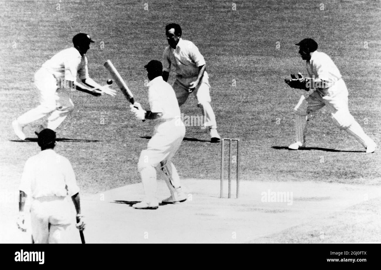 Australien gegen England Richie Benaud jongliert mit einem Ball, den David Sheppard beim vierten Testspiel in Adelaide von Mackay abschaffte. Februar 1963. Stockfoto