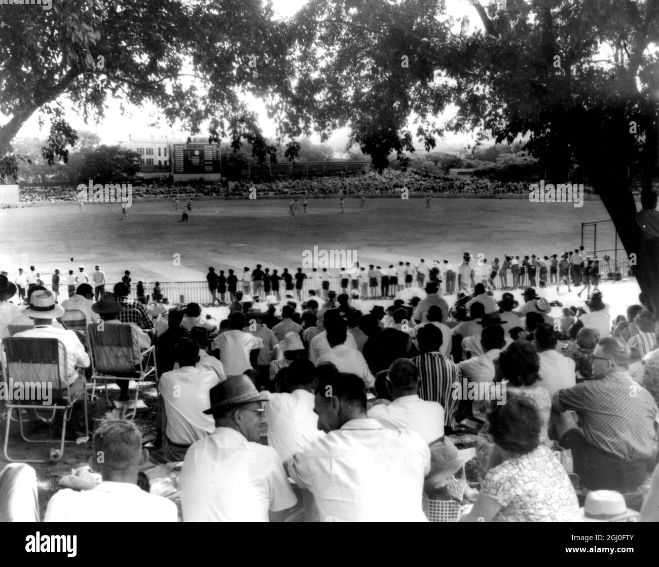 Australien gegen England Ein Teil der 17,000 Zuschauer, die den Brisbane Cricket Ground für den ersten Testtag zwischen Australien und England packten. Dezember 1962. Stockfoto