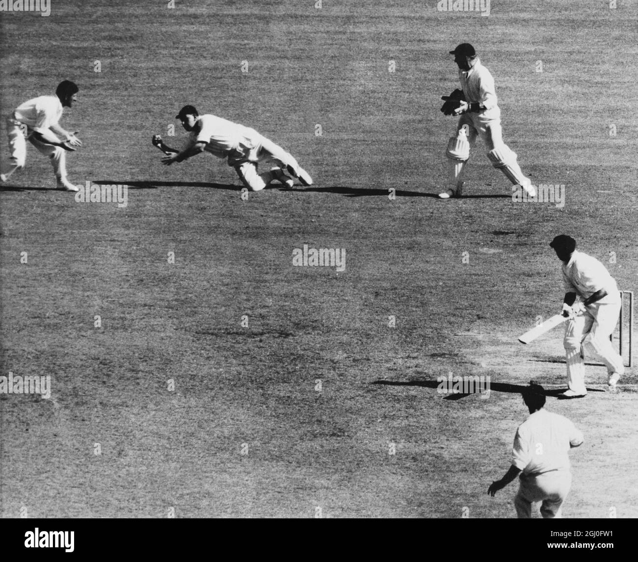 Australien gegen England Colin Cowdrey (England) holt Richie Benaud beim zweiten Testspiel in Melbourne für neun vor dem Bowling von Fred Trueman. Januar 1963. Stockfoto