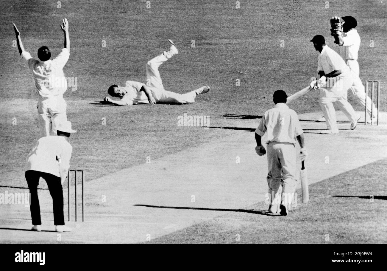 Australien gegen England Ted Dexter (England) wird beim vierten Testspiel in Adelaide von Simpson beim Bowling von Richie Benaud für zehn erwischt. 30. Januar 1963. Stockfoto