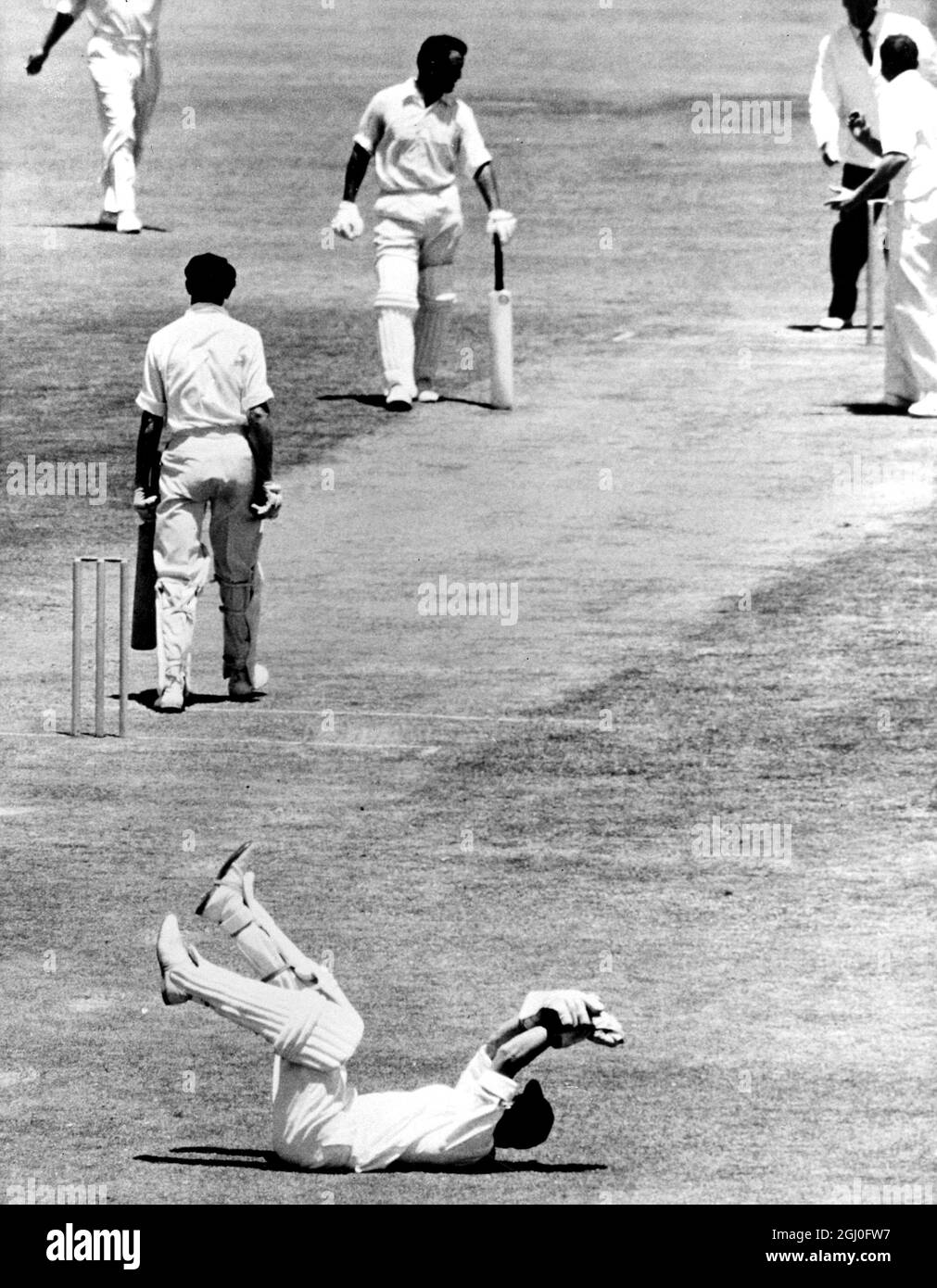 Australien gegen England Lawry (Australien) wird beim dritten Testspiel in Sydney von JT Murray, dem englischen Wicket-Keeper, gefangen. Januar 1963. Stockfoto