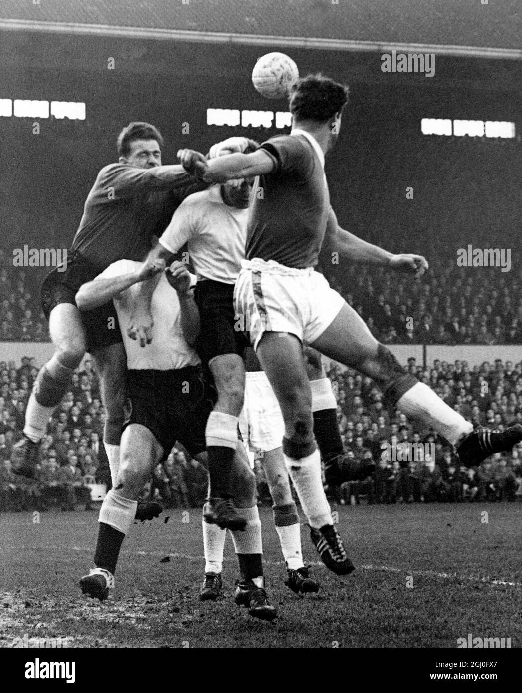 Tottenham Hotspur gegen Everton Dunlop, der Everton-Torwart, schlägt sich während des Spiels in der White Hart Lane von einem Spurs-Angriff frei. November 1957 Stockfoto