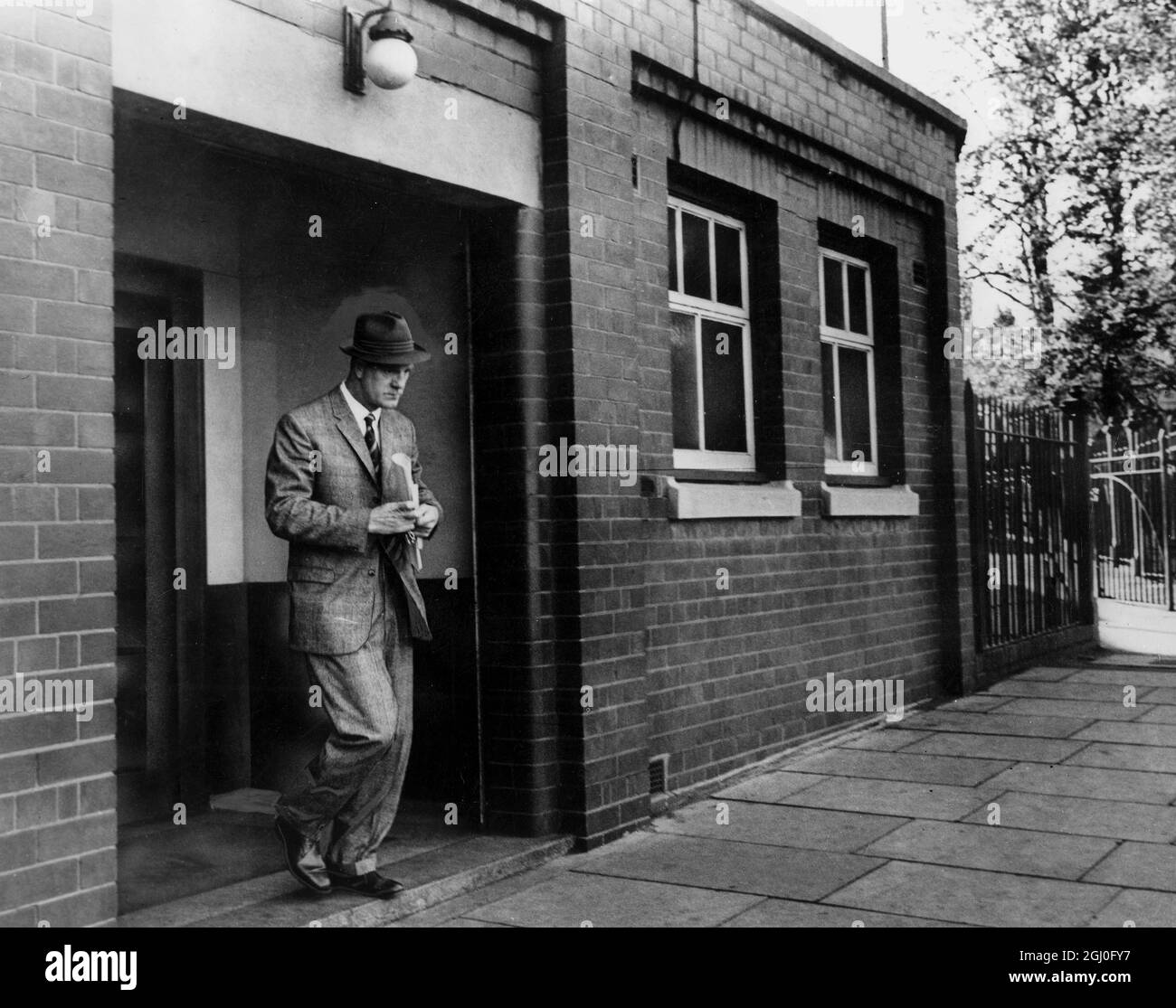 Stan Cullis wird das letzte Mal gesehen, als er als Manager von Wolverhampton Wanderers entlassen wurde, als er den Molineux-Boden verließ. September 1964 Stockfoto