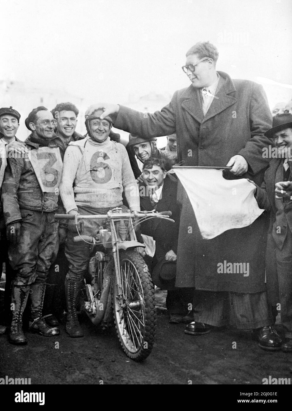 Der französische Riese Juan Atlas 8 Fuß groß gratuliert dem Gewinner eines Pariser Dirt Track Race, bei dem er am 8. April 1948 offiziell mitwirkte Stockfoto