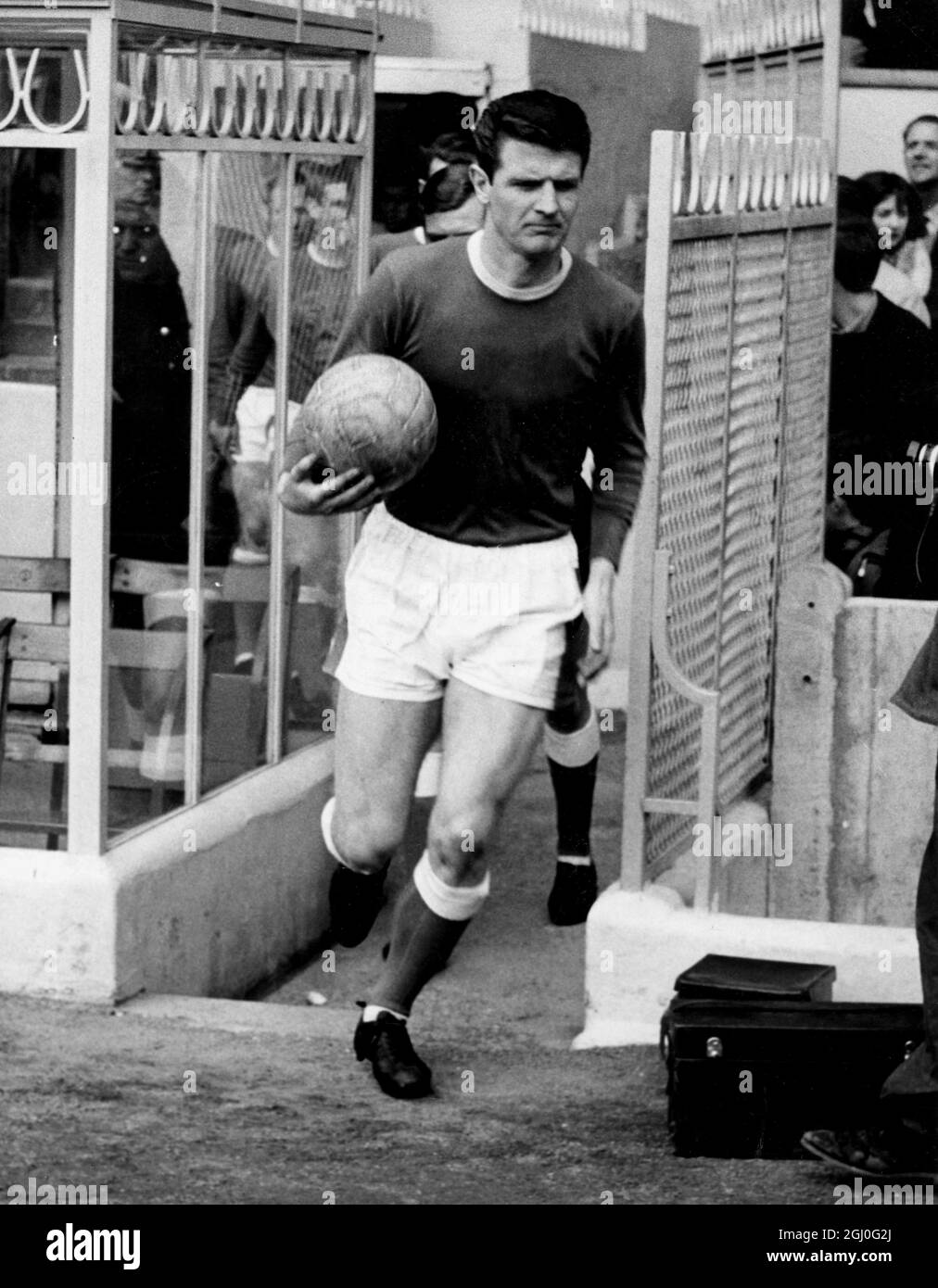 Brian Labone, Kapitän und Halbrücker von Everton, führt sein Team für das Spiel gegen Arsenal in Highbury auf das Spielfeld. März 1966 Stockfoto