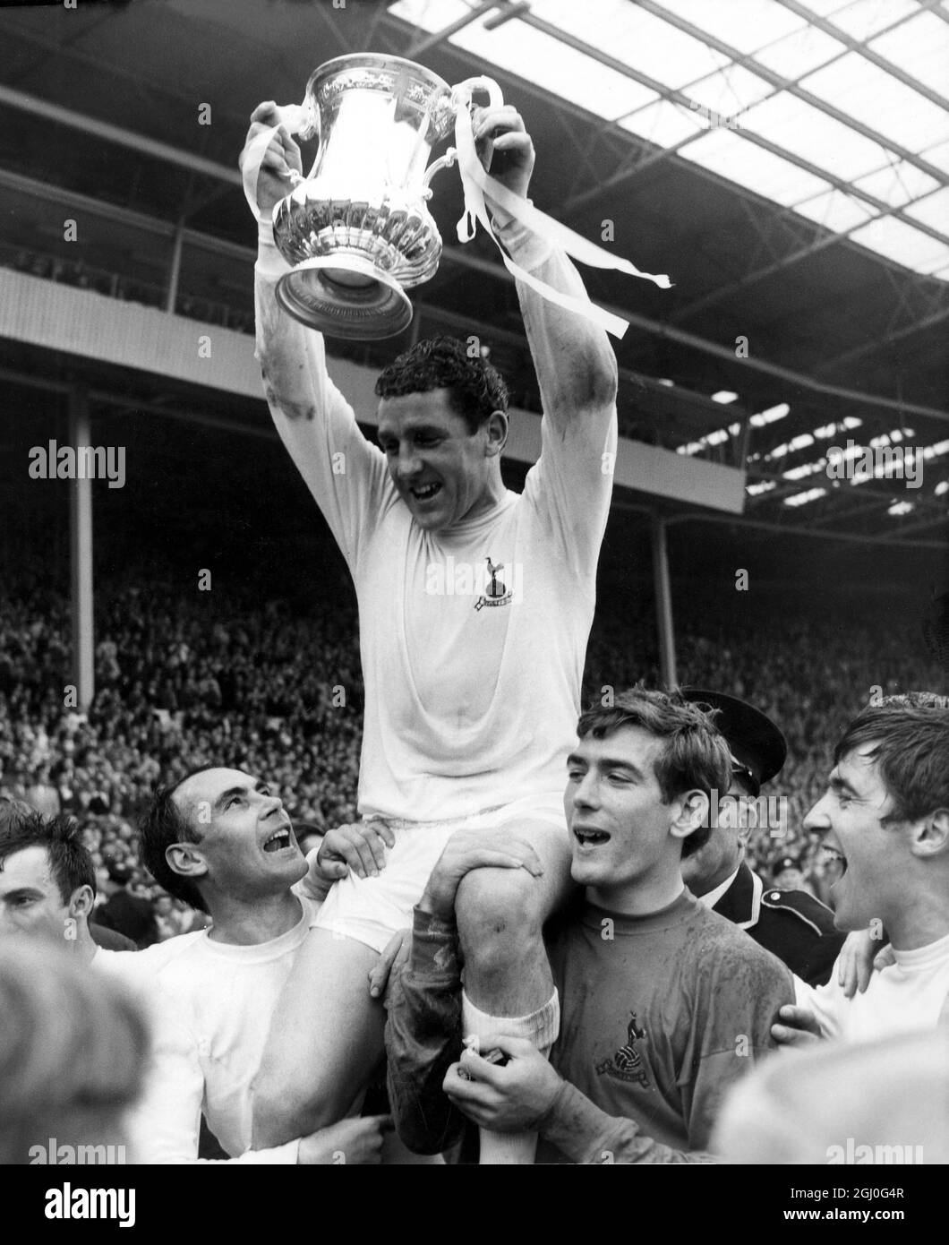 1967 FA Cup Finale Tottenham Hotspur gegen Chelsea Dave Mackay, der Kapitän der Spurs, hält den FA Cup nach der Präsentation hoch. Den Vorsitz führen Alan Gilzean (links) und Pat Jennings (rechts). Sie schlugen Chelsea mit zwei Toren zu einem. Mai 1967 Stockfoto