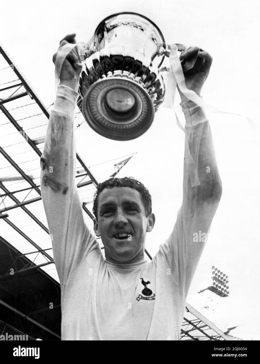 1967 FA Cup Final Tottenham Hotspur gegen den Kapitän der Chelsea Spurs, Dave Mackay, hält den FA Cup hoch, nachdem sein Team Chelsea 2-1 in Wembley geschlagen hatte. Mai 1967 Stockfoto