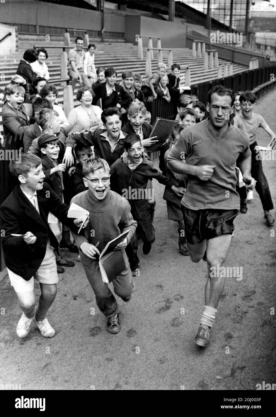 NAT Lofthouse ließ Autogrammjäger laufen, um ihn im Burnden Park zu fangen. NAT, der im Januar den Fußball aufgegeben hat, wird fit für ein Comeback mit Bolton Wanderers. August 1960 Stockfoto