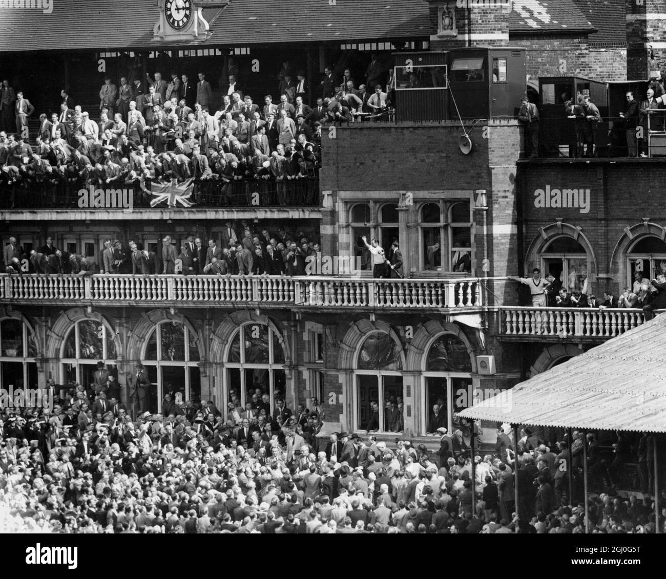 5. Testspiel - The Ashes England gegen Australien die Szene im Pavillion nach dem Spiel, zeigt Len Hutton, den England Captain. August 1953 Stockfoto