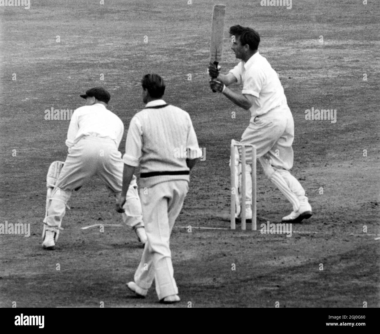 5. Testspiel - The Ashes England gegen Australien Compton trifft den Siegeslauf vor Morris, um das 5. Testspiel und die Ashes-Serie gegen Australien im Oval zu gewinnen. August 1953 Stockfoto
