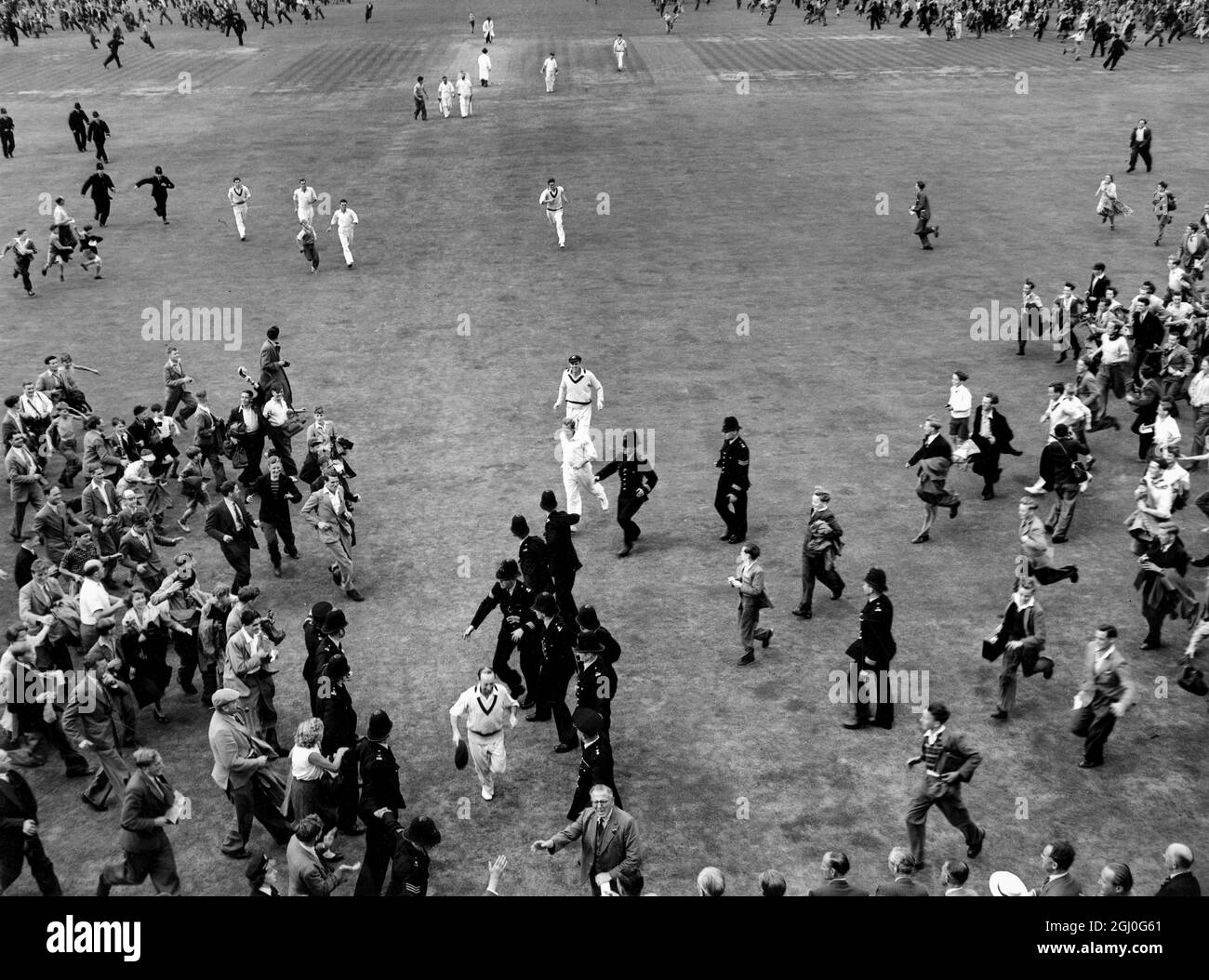 5. Testspiel - The Ashes England gegen Australien die Menge ragt auf das Spielfeld, bevor die Spieler die Chance erhalten, das Feld zu verlassen - Szene in Oval, um den Abschluss des letzten Tests zu markieren. August 1953. Stockfoto