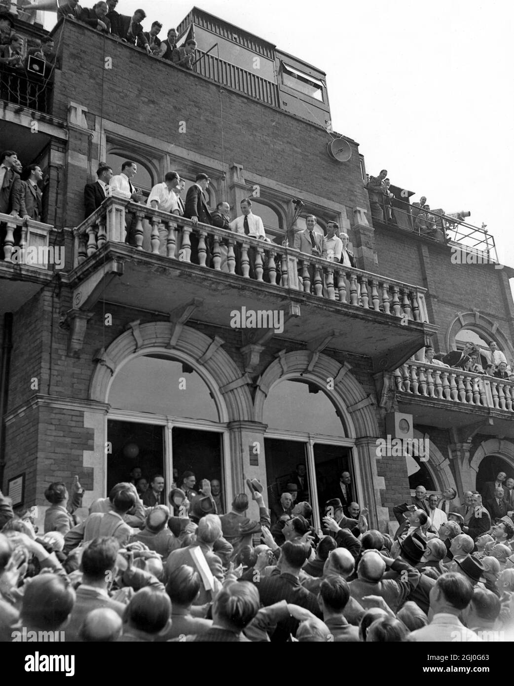 5. Testspiel - The Ashes England gegen Australien die Szene im Pavillion nach dem Spiel. Len Hutton und Hassett, die jeweiligen Kapitäne schütteln sich die Hände auf dem Balkon am Oval. August 1953 Stockfoto