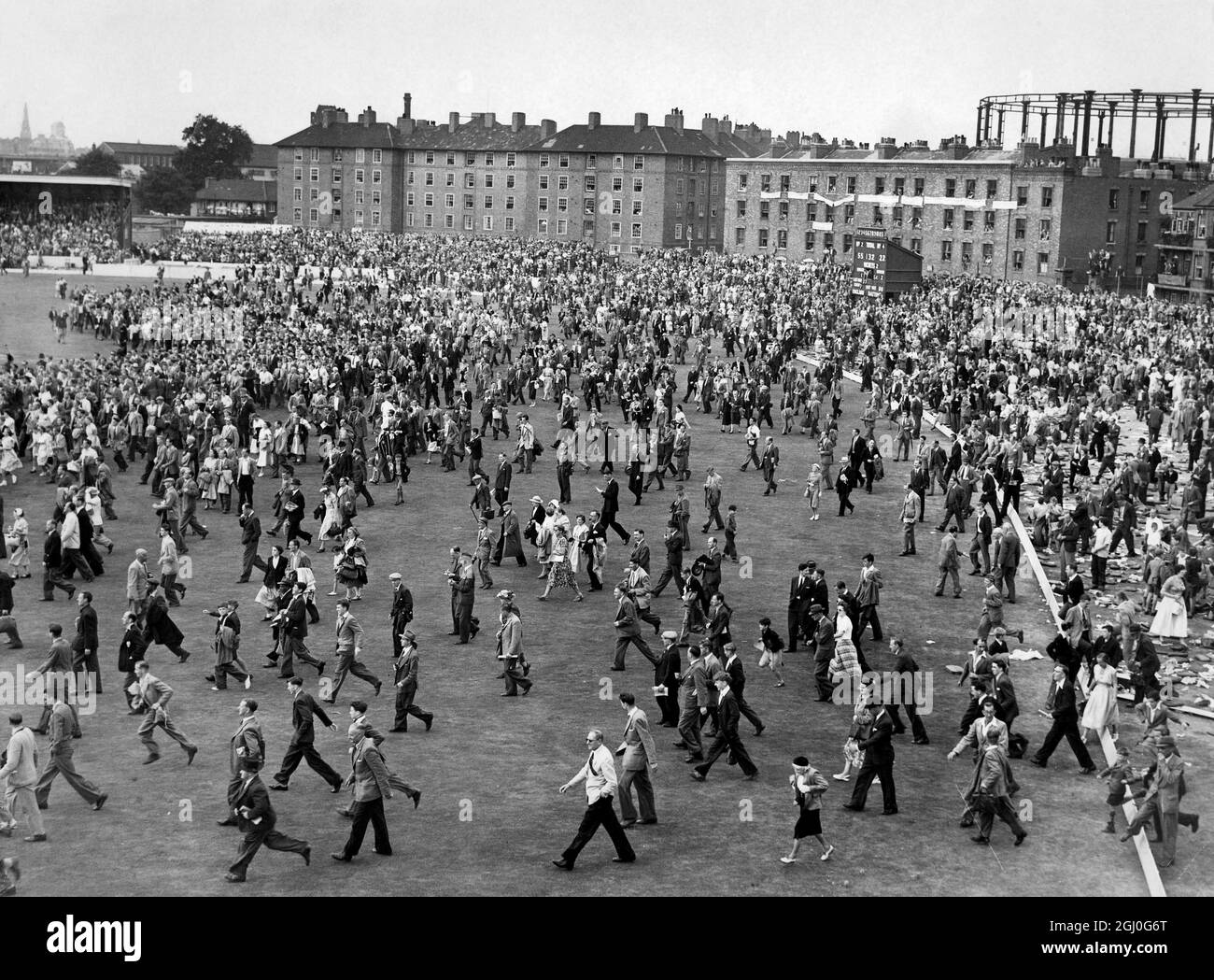 Nach dem Sieg Englands in der Ashes-Serie gegen Australien strömen Massen über das Spielfeld, um die englischen Spieler zu schimppen. August 1953 Stockfoto