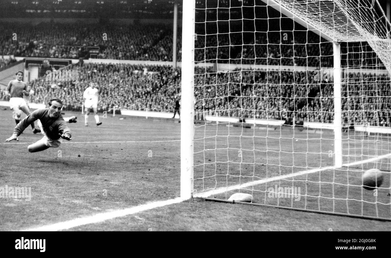 1966 FA Cup Finale Everton gegen Sheffield Mittwoch. Foto zeigt: Ron Springett, der Sheffield-Torwart, taucht vergeblich, denn Mike Trebilcock (nicht im Foto) schießt in Wembley das erste Tor für Everton. Im Hintergrund ist Everton außen links, Derek Temple, der auf, um das Siegtor ging. Mai 1966 Stockfoto
