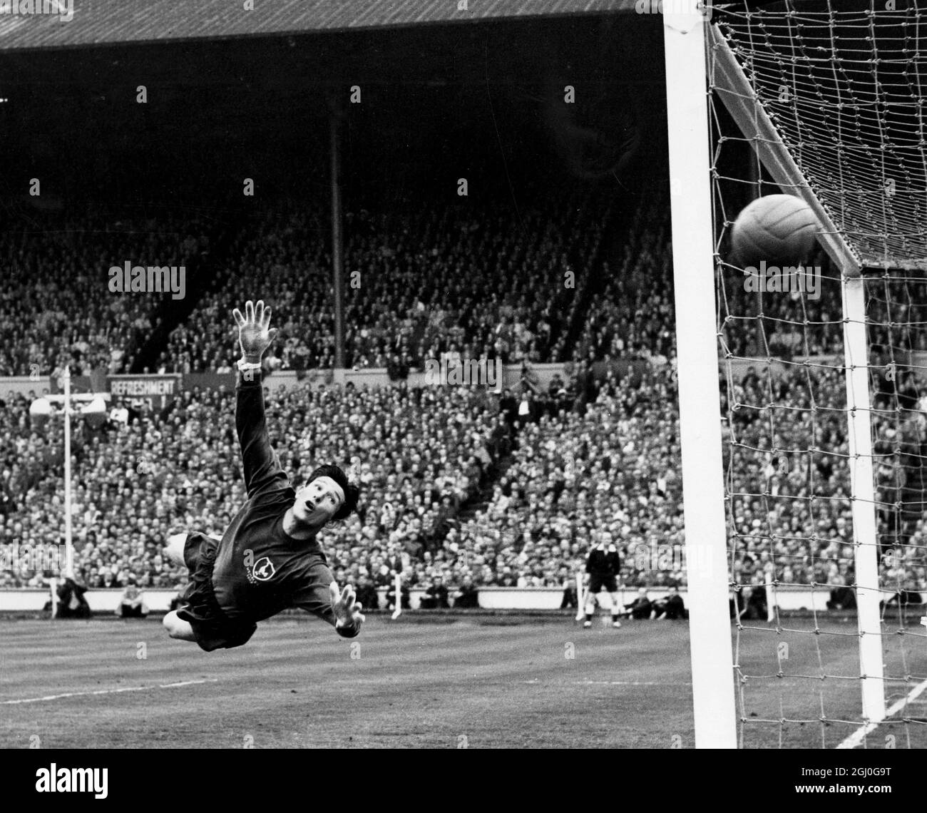 1962 FA Cup Final Tottenham Hotspur gegen Burnley Brown, den Torhüter der Spurs, ist gut geschlagen, als ein Schuss von Robson, der Burnley innen-links geht Zoll weit vom Tor. Mai 1962 Stockfoto