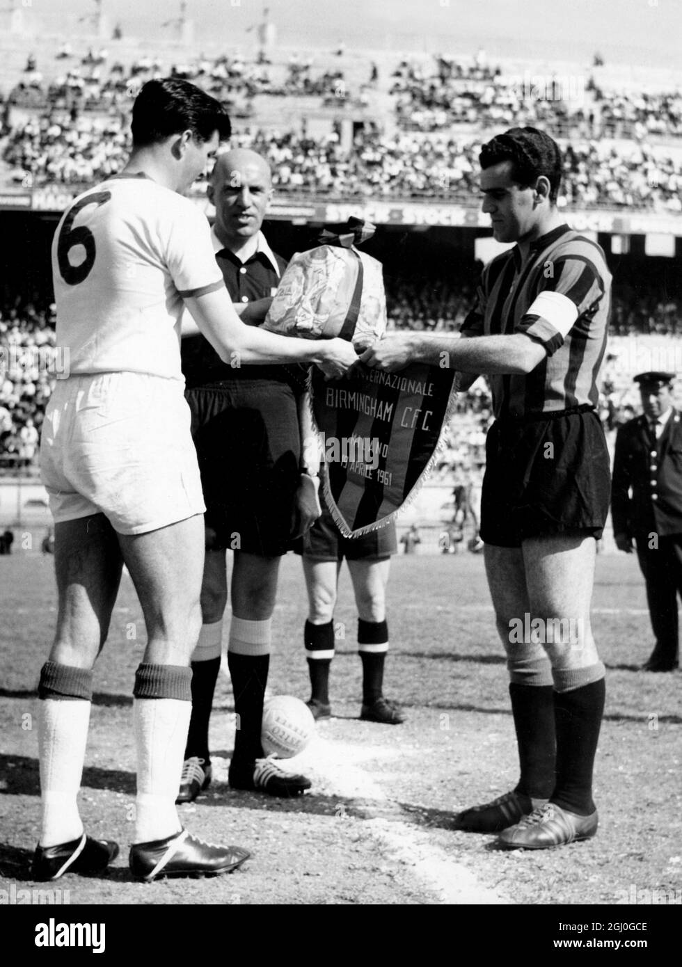Inter Mailand / Birmingham City die Kapitäne beider Seiten tauschen vor der ersten Etappe des Halbfinales des Inter-Cities Fairs Cup in Mailand ihre Wimpel aus. Birmingham gewann 2:1. April 1961 Stockfoto