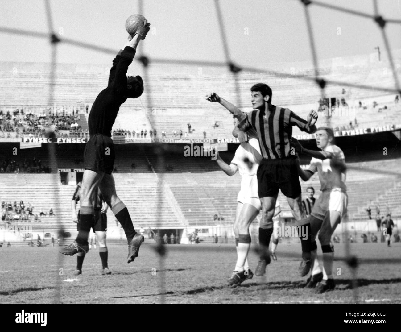 Inter Mailand gegen Birmingham City Action aus dem Spiel als Birmingham City gewinnt 2-1 in der ersten Etappe des Inter-Cities Fairs Cup Halbfinale in Mailand. April 1961 Stockfoto