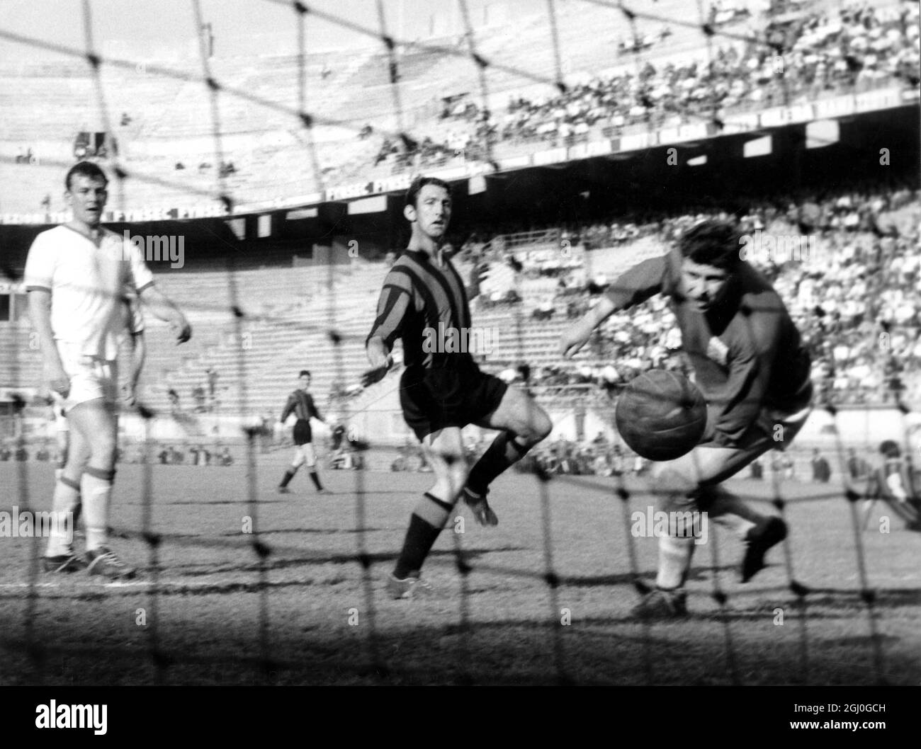 Inter Mailand gegen Birmingham City Birmingham City besiegte das italienische Team 2-1 in der ersten Etappe des Halbfinales des Inter-Cities Fairs Cup in Mailand. April 1961 Stockfoto