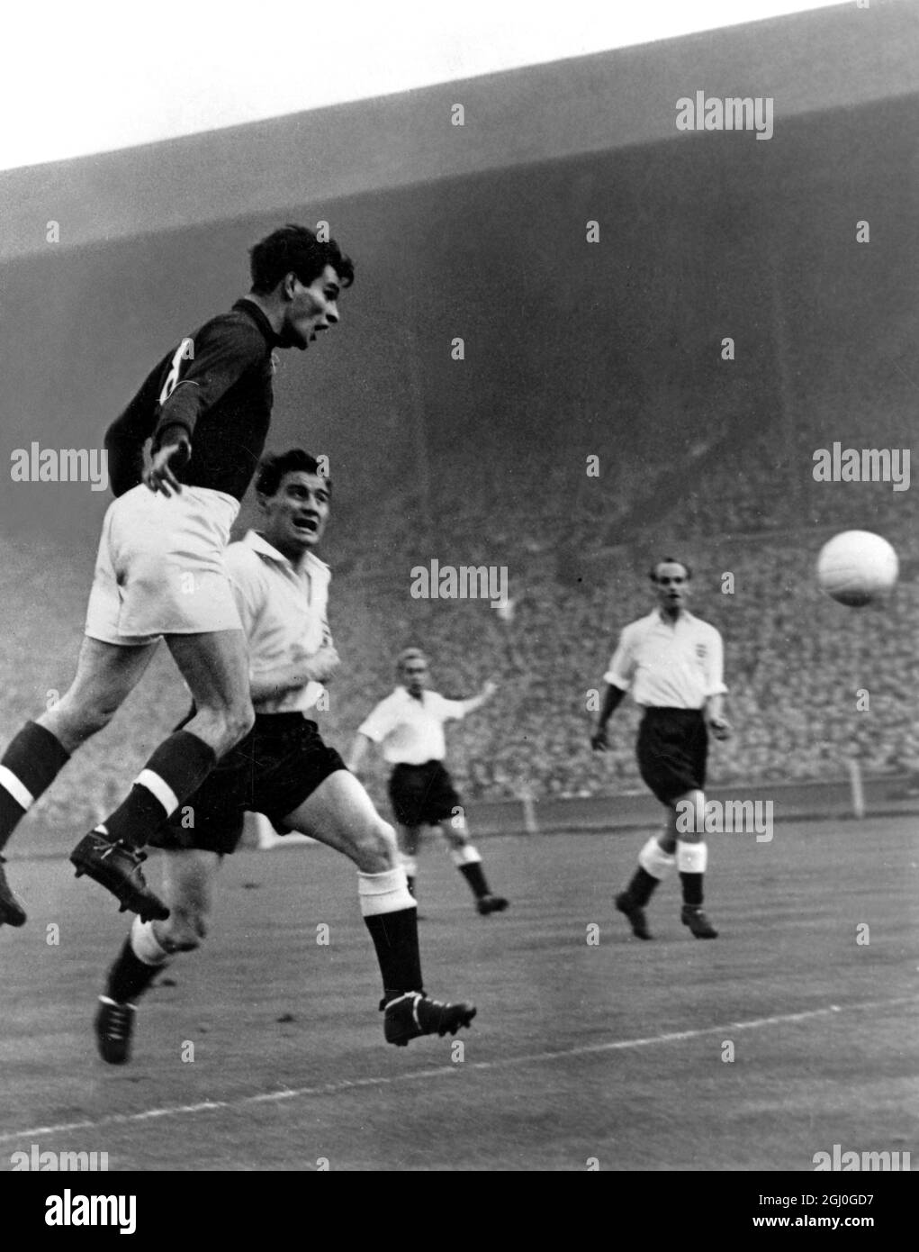 England gegen Ungarn die rechte Seite Ungarns, Kocsis, geht auf Englands Tor zu, während Englands linke Hälfte Dickinson während des Internationalen Spiels in Wembley zuschaut. November 1953 Stockfoto