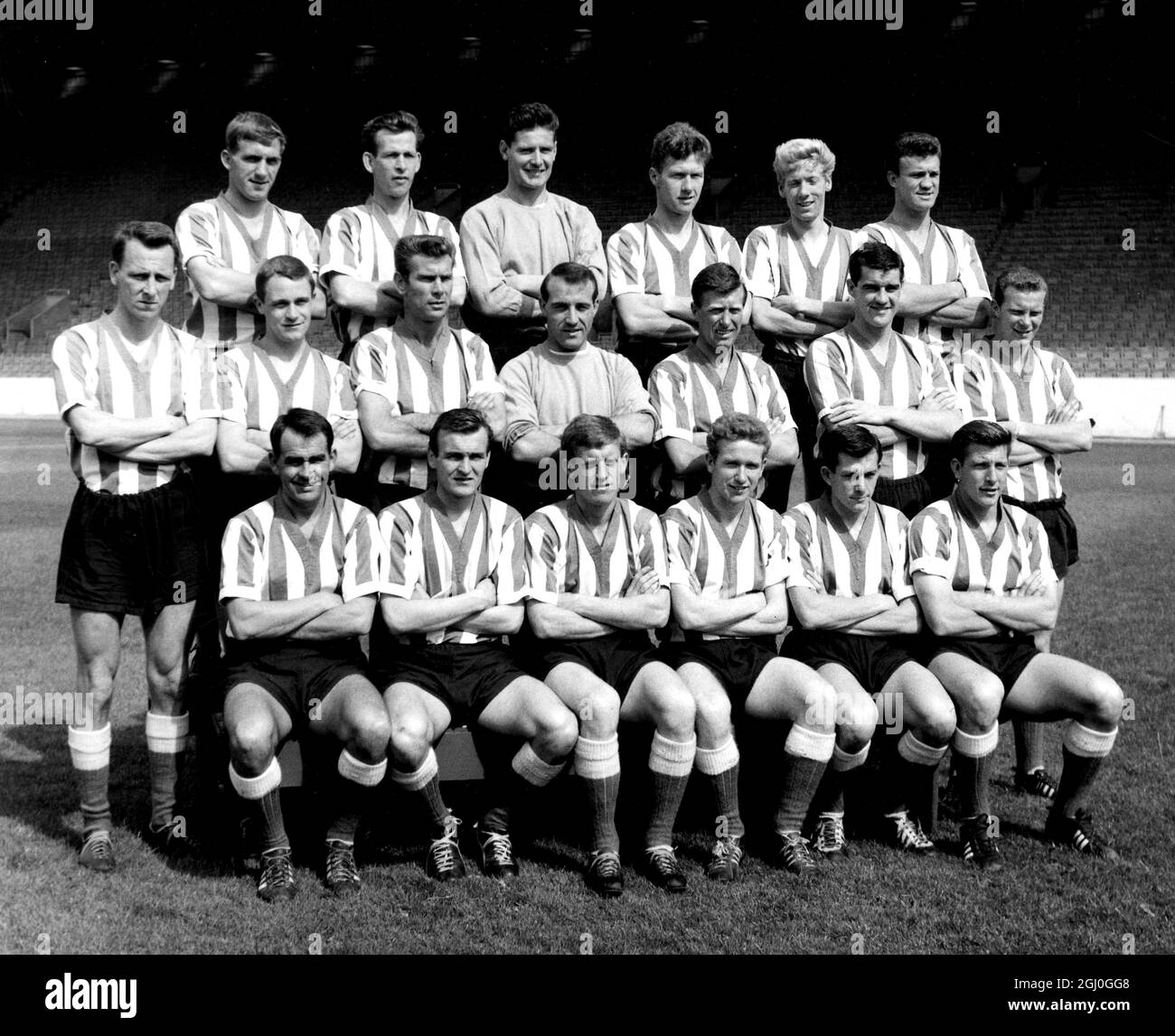 Sheffield Wednesday Football Team (hintere Reihe l-r): R. Hardy; P, Johnson; J. MacLaren; B. Hill; W. Griffin; G. Young. (Mittlere Reihe l-r) R. O'Donnell; D. Wilinson; P. Swan; R. Springett (Torwart); T. McAnearney; K. Ellis; D. Leyne; (sitzend l-r) Ein Finney; E. Holliday; A. Kay; C. Dobson; J. Fantham; D. Megson. August 1962 Stockfoto