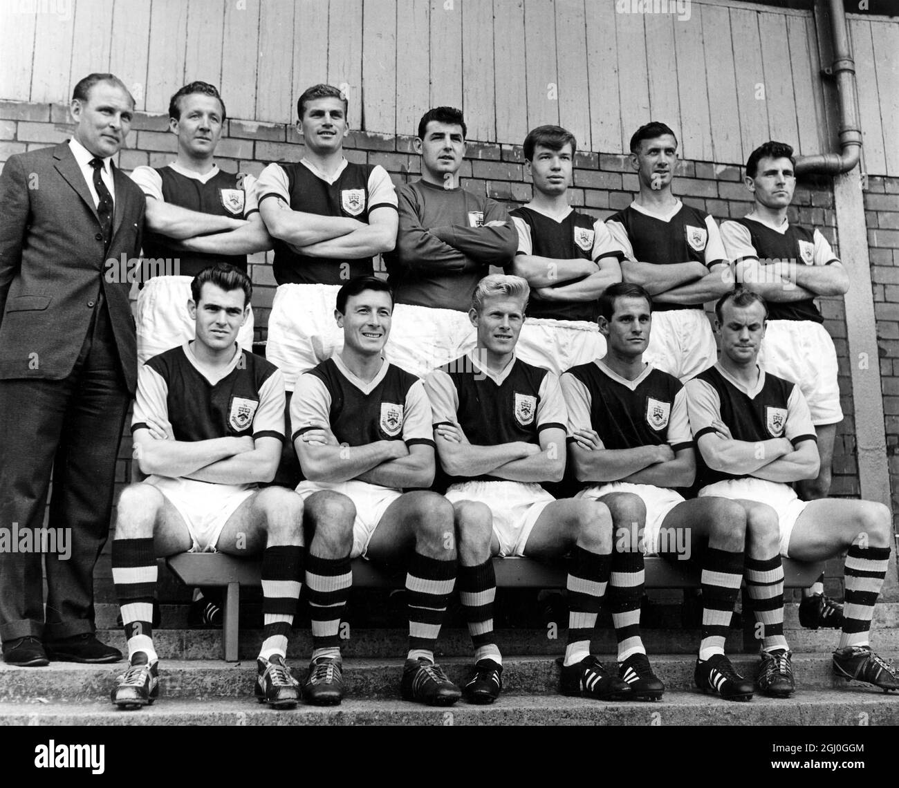 Burnley Football Team. (Hintere Reihe) Harry Potts (Manager); T. Cummings; B. Miller; A. Blacklaw; A. Elder; J. Adamson; J. Angus. (Vorne l-r) J. Connelly; J. McIlroy; R. Pointer; J. Robson; G. Harris August 1962 Stockfoto