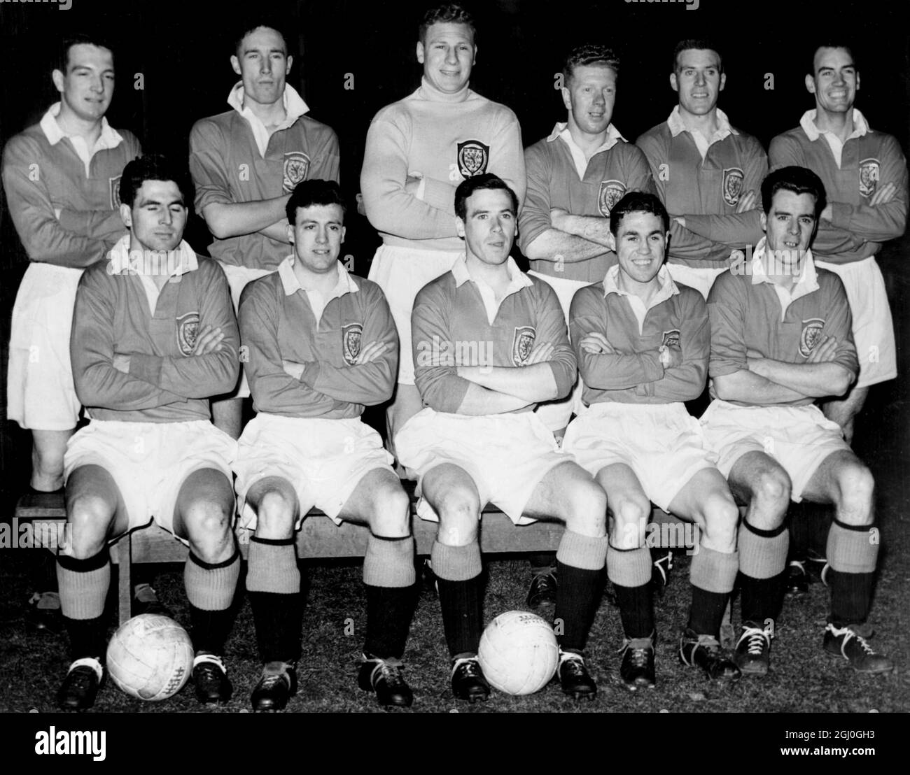 Das schottische Team, das die Springboks XI im Ibrox Park in Glasgow spielte, schlug die Südafrikaner mit zwei Toren zu einem. Von links nach rechts, hintere Reihe: Parker und Rae (Salkirk); Younger (Hibernian); Evans (Celtic); Molloy (Cardiff City); und Glen (Aberdeen). Vorderseite: Smith (Hibernian); McMillan (Airdrie); Reilly (Hibernian); Collins (Celtic) und Mitchell (Newcastle United). März 1956 Stockfoto
