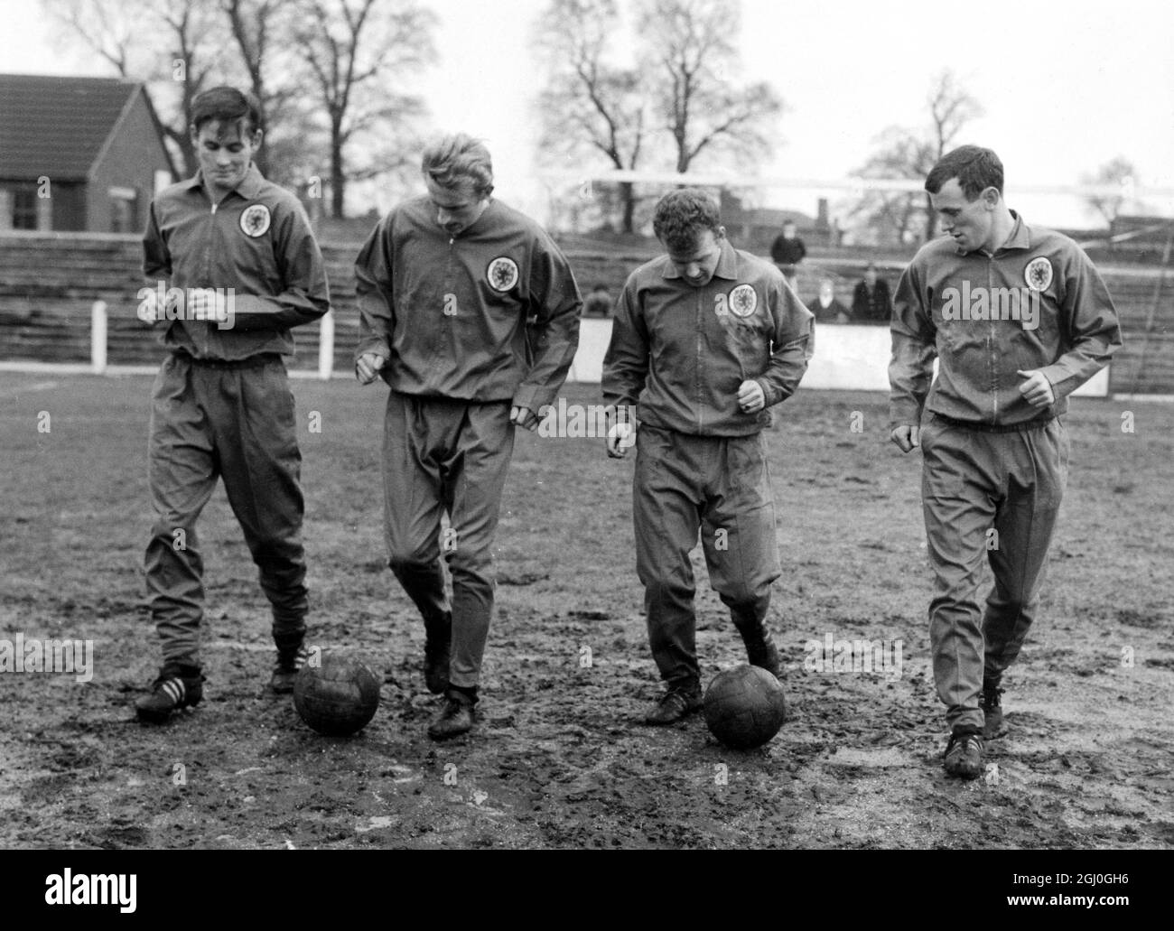 Die schottischen Teammitglieder - die vier (von links) Jim McCalliog von Sheffield United, Denis Law von Manchester United, Billy Bremner von Leeds United und der keltische Flügelspieler Bobby Lennox, werden im Wembley Stadium der engen englischen Verteidigung gegenüberstehen. Hier trainieren sie auf dem Gelände des Fußballclubs Hendon in London. Der 20-jährige McCalliog gewinnt seine erste volle schottische Kappe. April 1967 Stockfoto