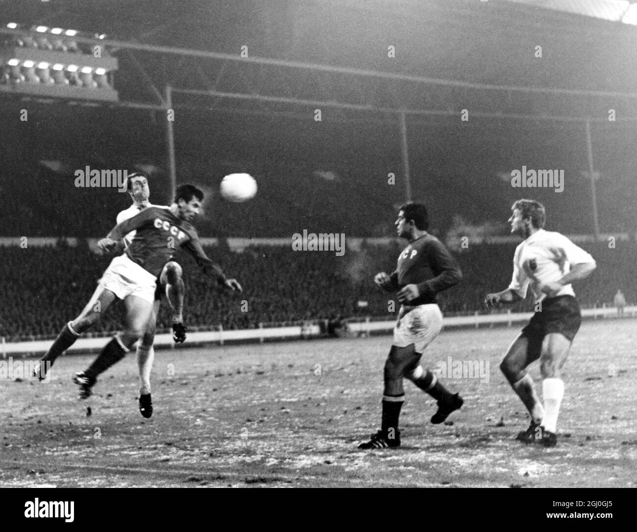 England gegen Russland Shesternev (UdSSR) steht vor Geoff Hurst (England), beobachtet von Khurtsilava und Roger Hunt. Dezember 1967 Stockfoto