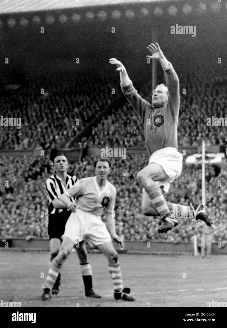 1955 FA Cup Final Manchester City gegen Newcastle United Torwart Bert Trautmann rettet vor Newcastles rechts innen Jackie Milburn, der das Eröffnungstreffer aus einer Ecke erzielte. Mai 1955 Stockfoto
