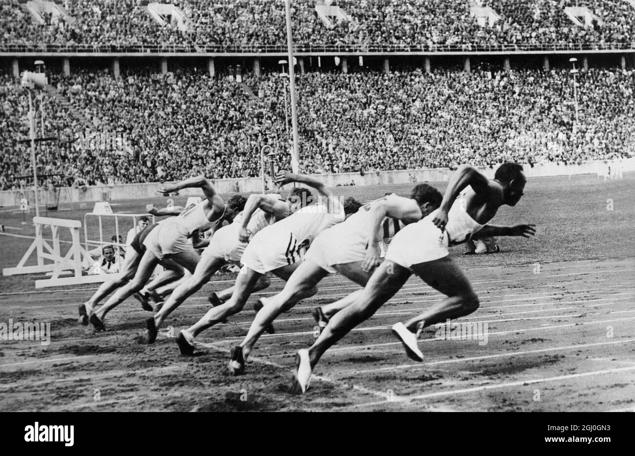 Jesse Owens bei der 100-m-Veranstaltung bei den Olympischen Spielen 1936 in Berlin. Stockfoto