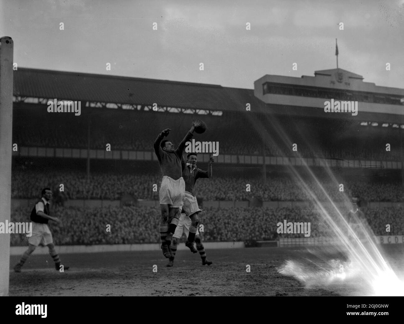 Chelsea gegen Arsenal George Swindin der Torhüter von Arsenal springt im Spiel gegen Chelsea während des Pokalspiels Chelsea gegen Arsenal in der White Hart Lane auf einen hohen Ball. Januar 1947 Stockfoto