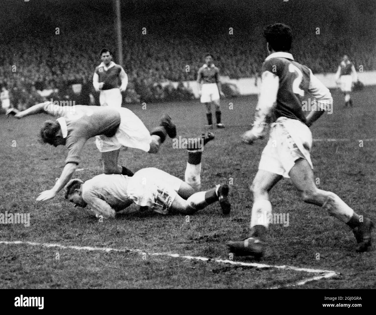 Rangers / Hibernian. Kichenbrand, der Mittelstürmer der Rangers, macht einen fliegenden Sprung über den Hibernischen Torhüter Youngers, der während des Spiels im Ibrox-Stadion zu den Füßen taucht. Die Rangers gewannen 4:1. Dezember 1955 Stockfoto