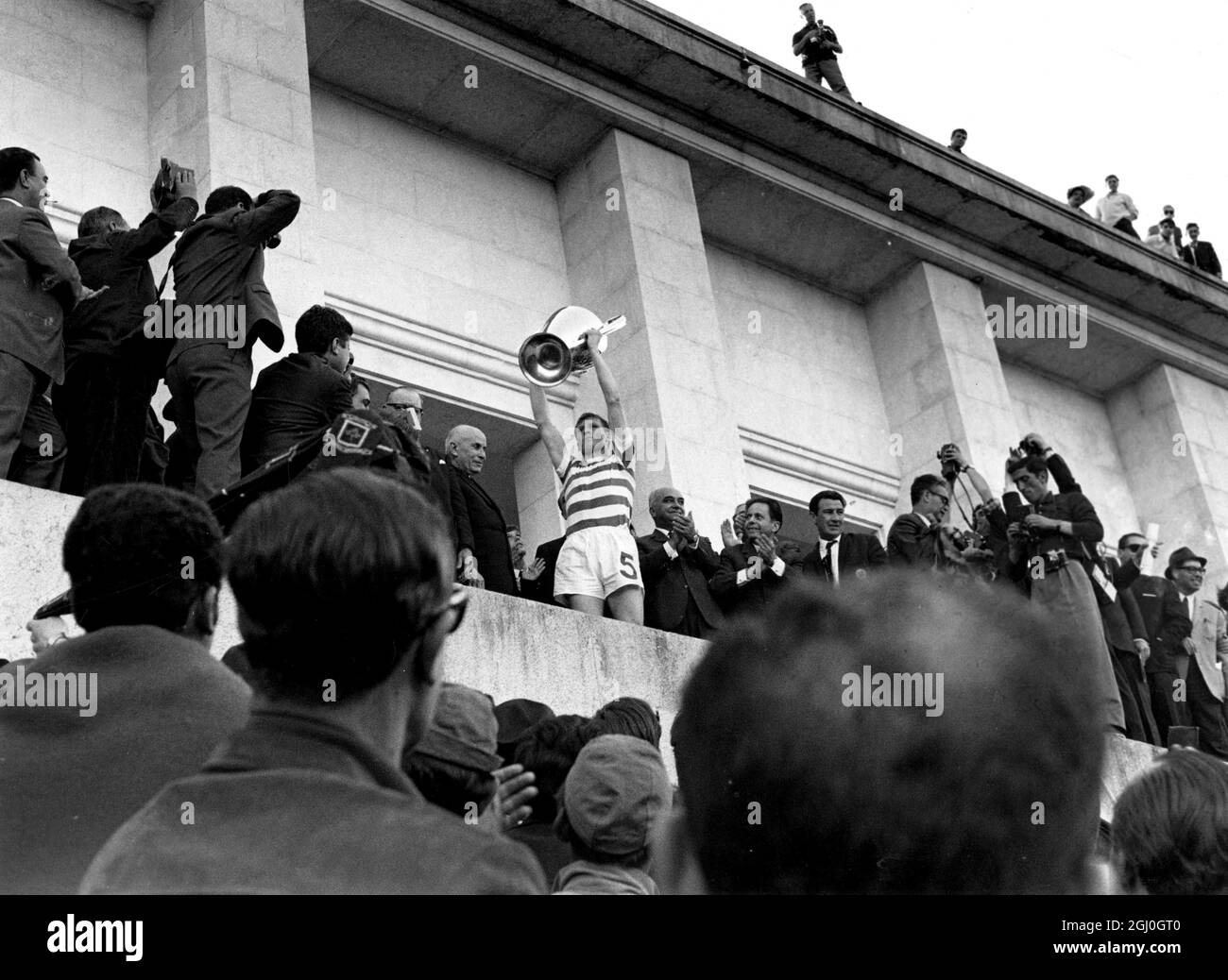 1967 European Cup Final Celtic gegen Inter Mailand der Kapitän der Celtic, Billy McNeill, hält die Trophäe hoch, nachdem sein Team Inter Mailand mit 2:1 besiegt hatte. Neben McNeill ist der portugiesische Präsident, Americo Thomaz, der die Präsentation vornahm. Der schottische Klub war das erste britische Team, das den Wettbewerb gewann. Mai 1967 Stockfoto