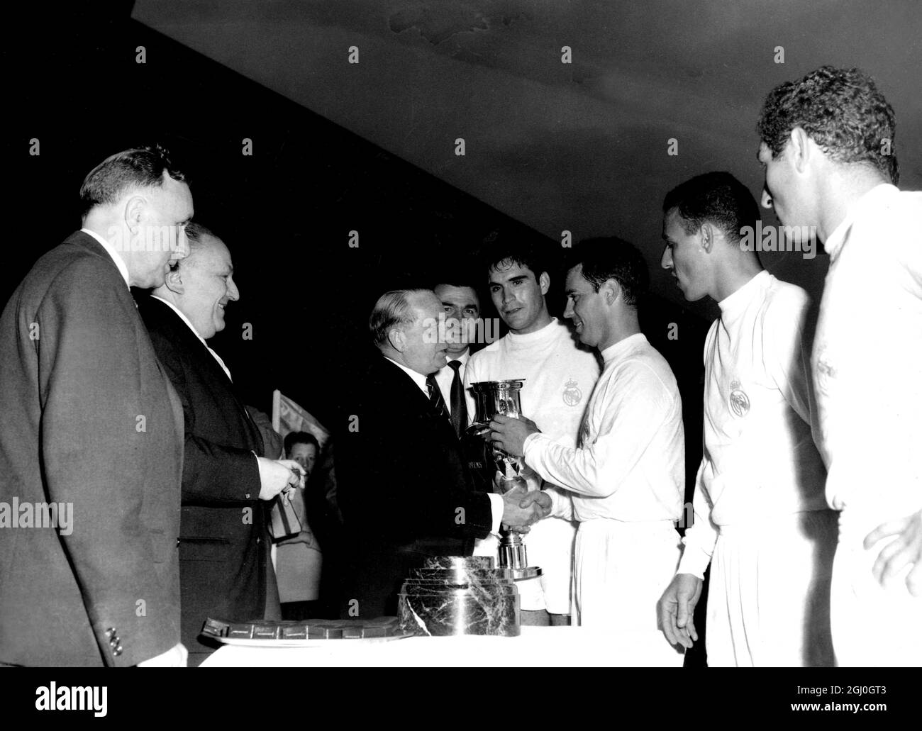 EM-Finale 1960 Real Madrid gegen Eintracht Frankfurt Herr Ebbe Schwartz, Präsident der UEFA, überreicht Zarraga den EM-Cup, der von seinen Teamkollegen beobachtet wird, nachdem sie Eintract Frankfurt um 7-3 im Hampden Park geschlagen hatten. Mai 1960 Stockfoto