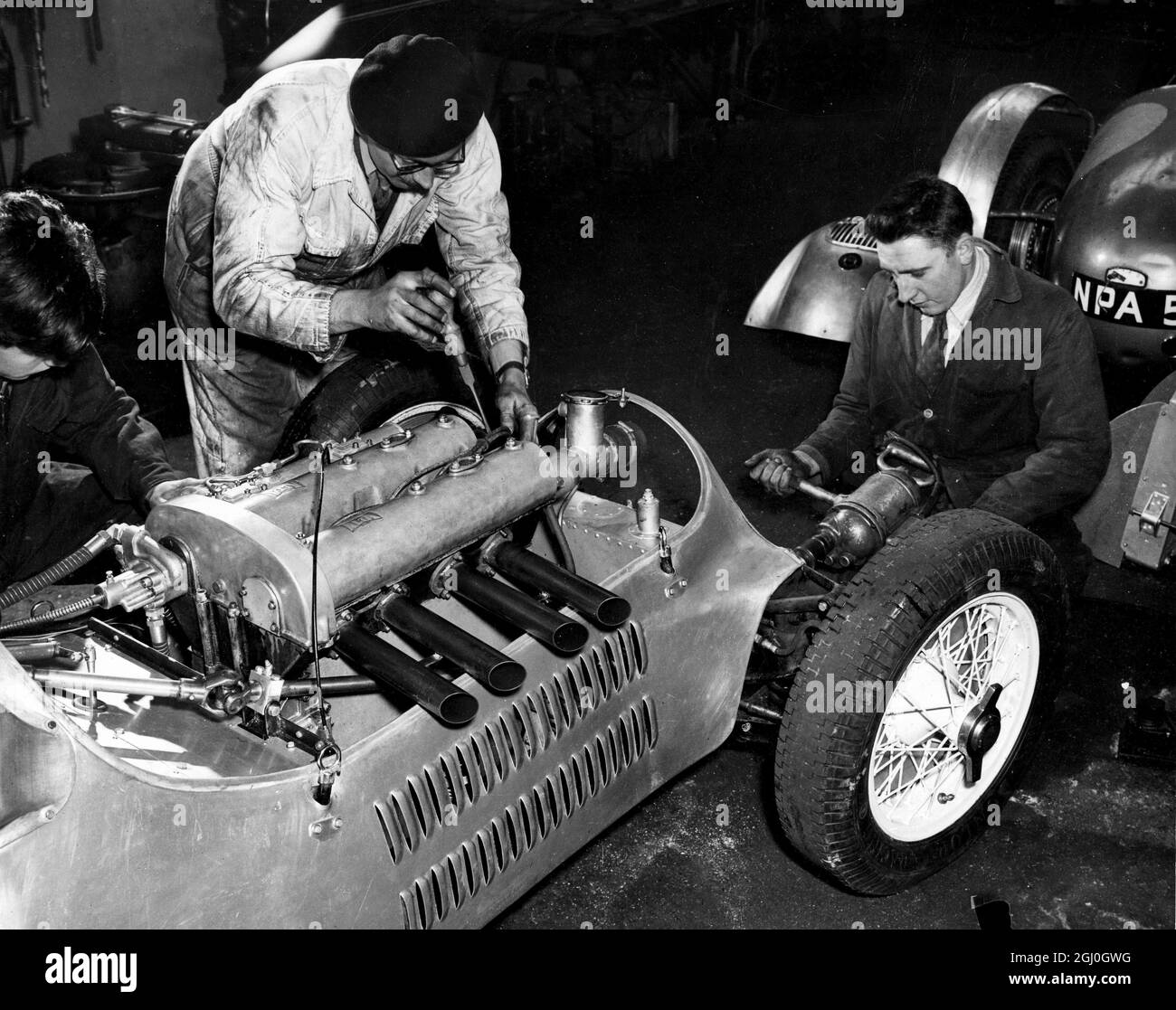 Vorbereitung der Montage des Kühlers am neuen HWM-Rennwagen in den Werkstätten in Walton an der Themse zur Eröffnung der Motorsportsaison. März 1951 Stockfoto