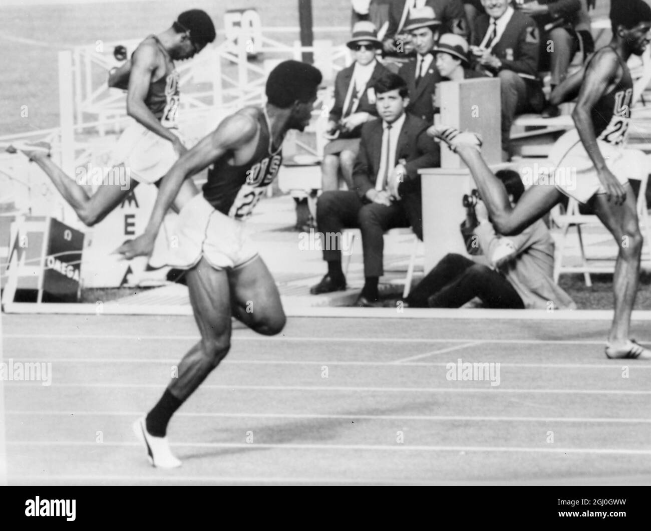 America Lee Evans (im Vordergrund) führt einen atemberaubenden Weltrekord im 400-Meter-Finale der Olympischen Spiele 18. Oktober 1968 in Mexiko-Stadt Stockfoto