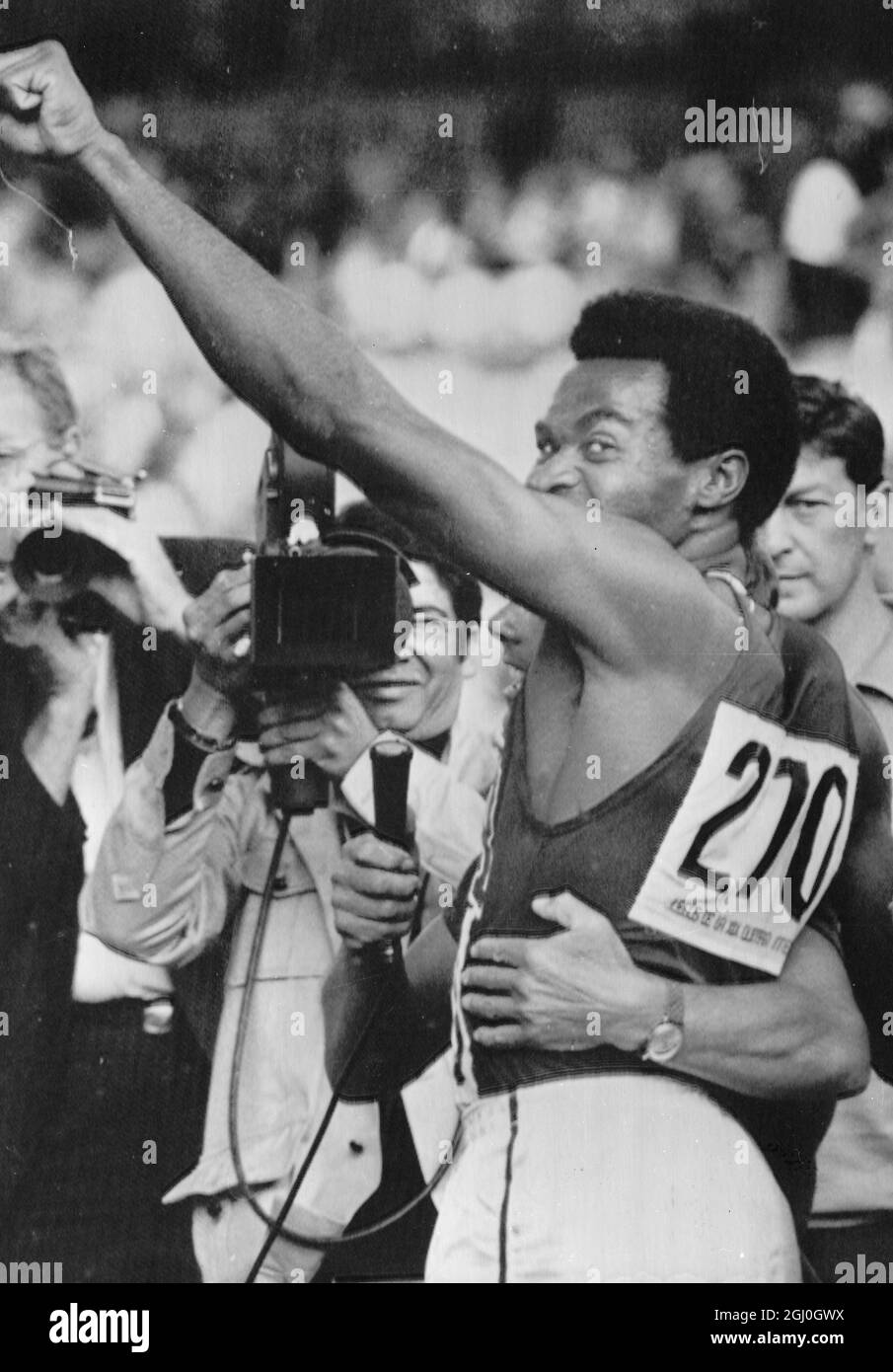 America Lee Evans macht eine schwarze Machtgeste, eine hochgelobte geballte Faust, nachdem er den Rekord im 400-Meter-Finale der Olympischen Spiele 18. Oktober 1968 in Mexiko-Stadt gebrochen hatte Stockfoto