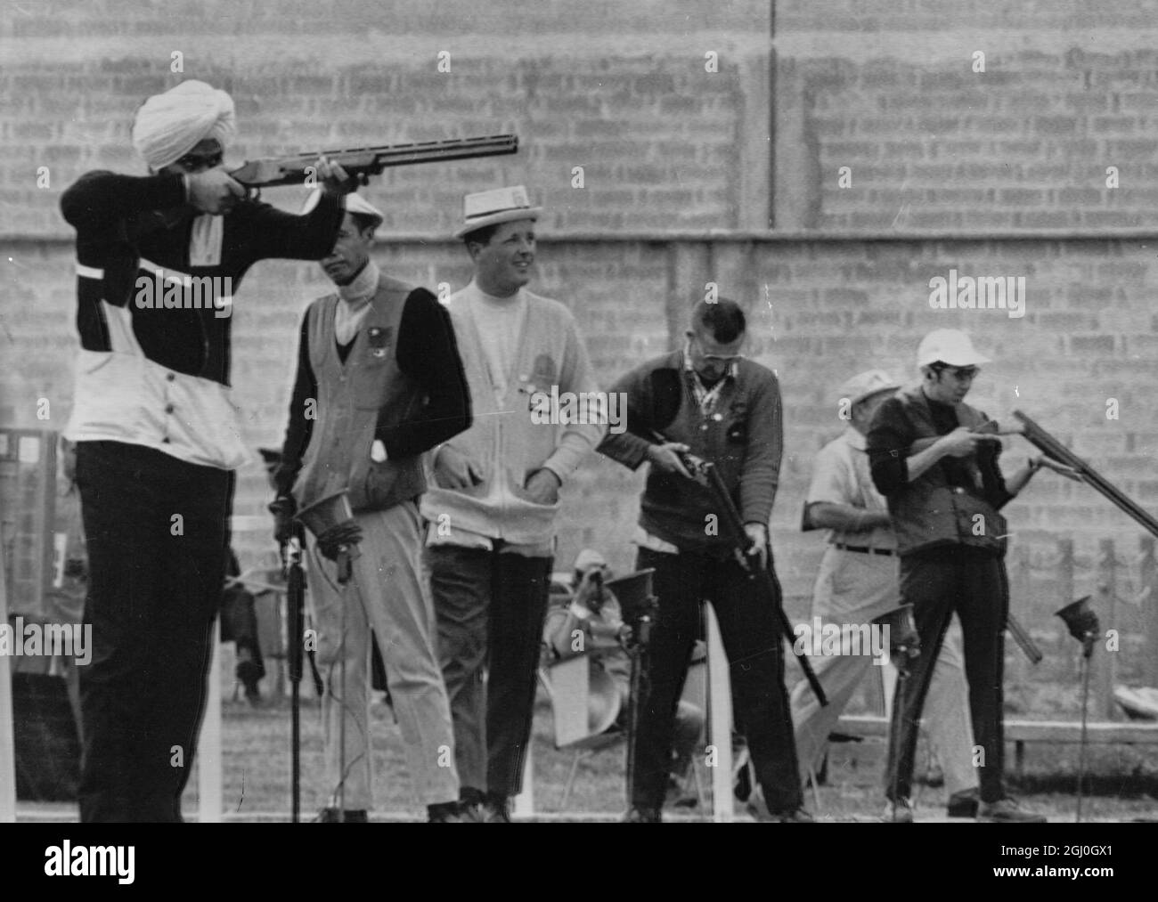 Randhir Singh aus Indien zieht eine Perle auf einer Tontaube während der Olympischen Trap-Schießerei bei den 19. Olympischen Spielen 19. Oktober Mexiko-Stadt 1968 Stockfoto