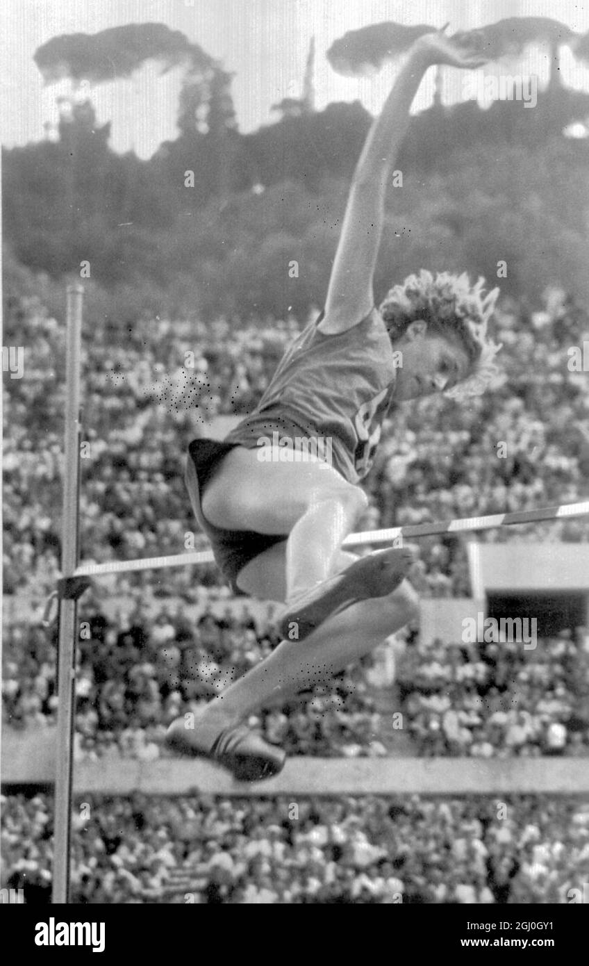 Rom: I. Balas aus Rumänien im Hochsprung der Frau bei den Olympischen Spielen in Rom. Gewann mit Sprung 6ft - 0 3-4 ins. 9. September 1960 Stockfoto