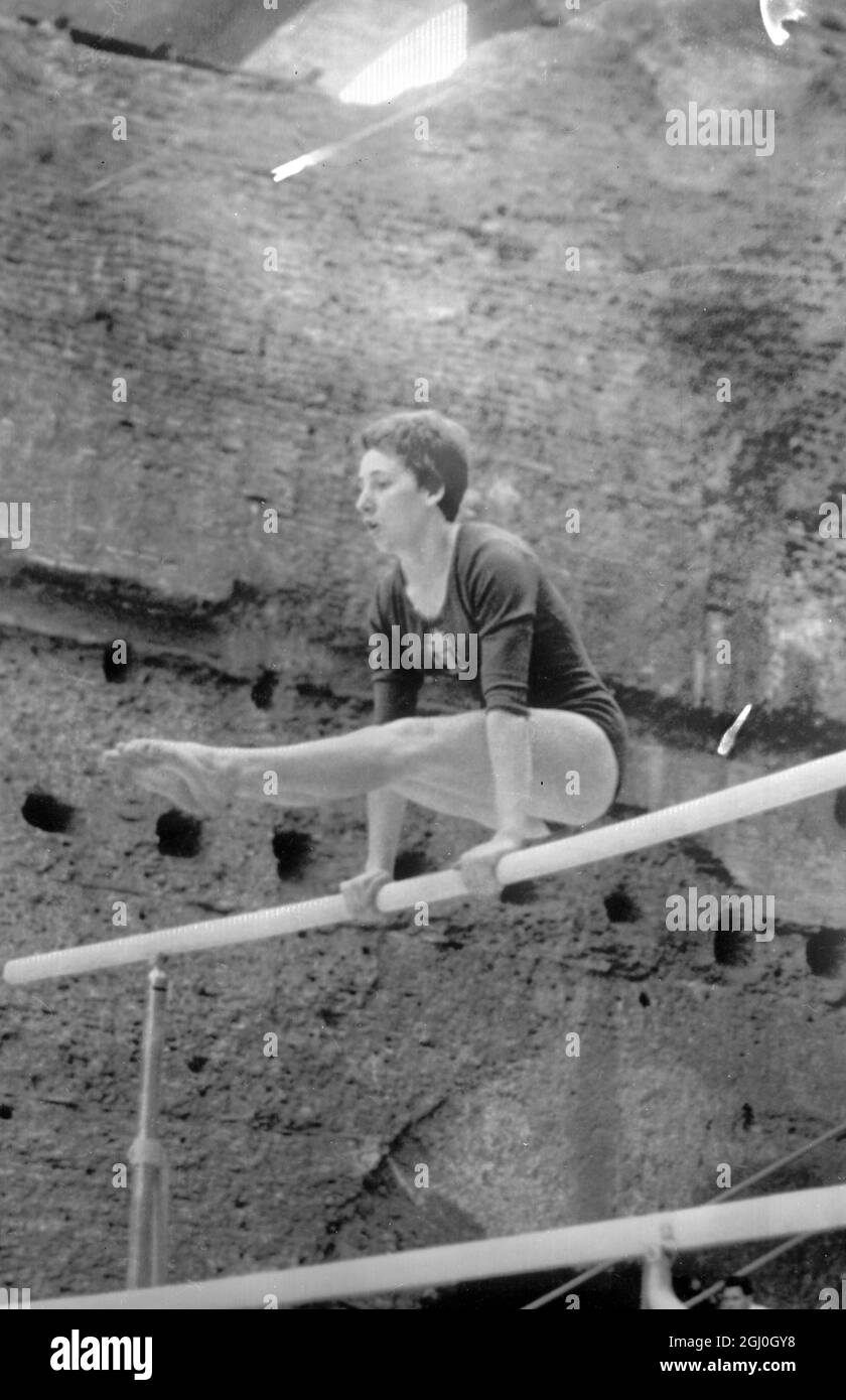 Rom: Miss Carter von Great Britian, Frauenteam-Turnveranstaltung bei den Olympischen Spielen in Rom. 9. September 1960 Stockfoto