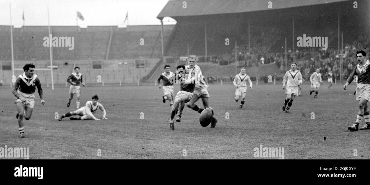 G Helme (Warringdon) weißes Trikot Englands srcum half und Dejean von Katalanisch, das französische Dreiviertelrennen in der rechten Mitte, das während des Spiels grimlig um den Besitz ging Rugby International League Match England gegen Frankreich 12. März 1949 Wembley Stadium London Stockfoto