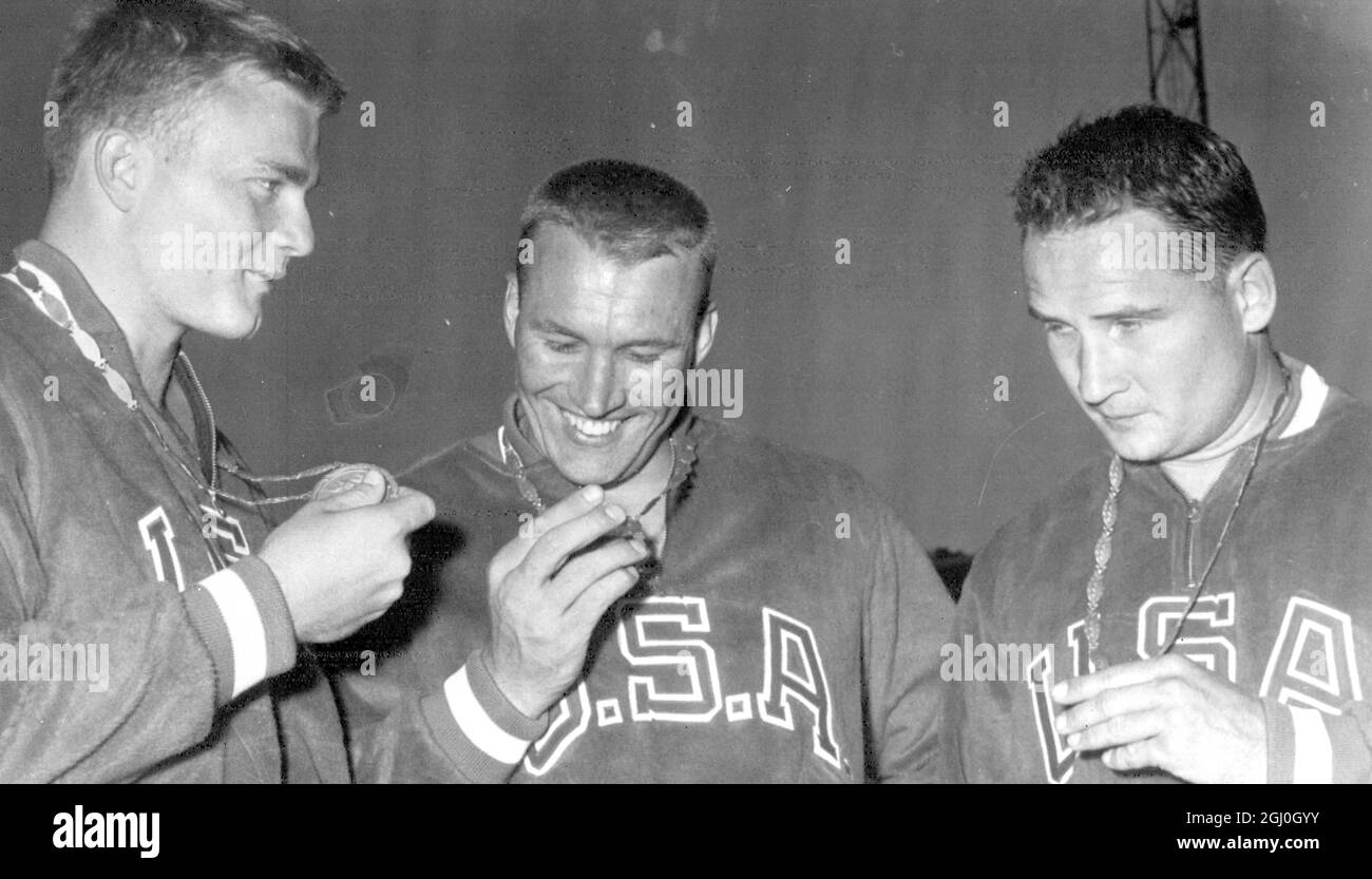 Rom: Die amerikanischen Medaillengewinnerinnen von Shot Put Bill nieder, Wurf von 19.68 Metern (Mitte, Gold), Dallas Long (links, Bronze), Parry O'Brian (rechts, Silber bei den Olympischen Spielen in Rom. 2. September 1960 Stockfoto
