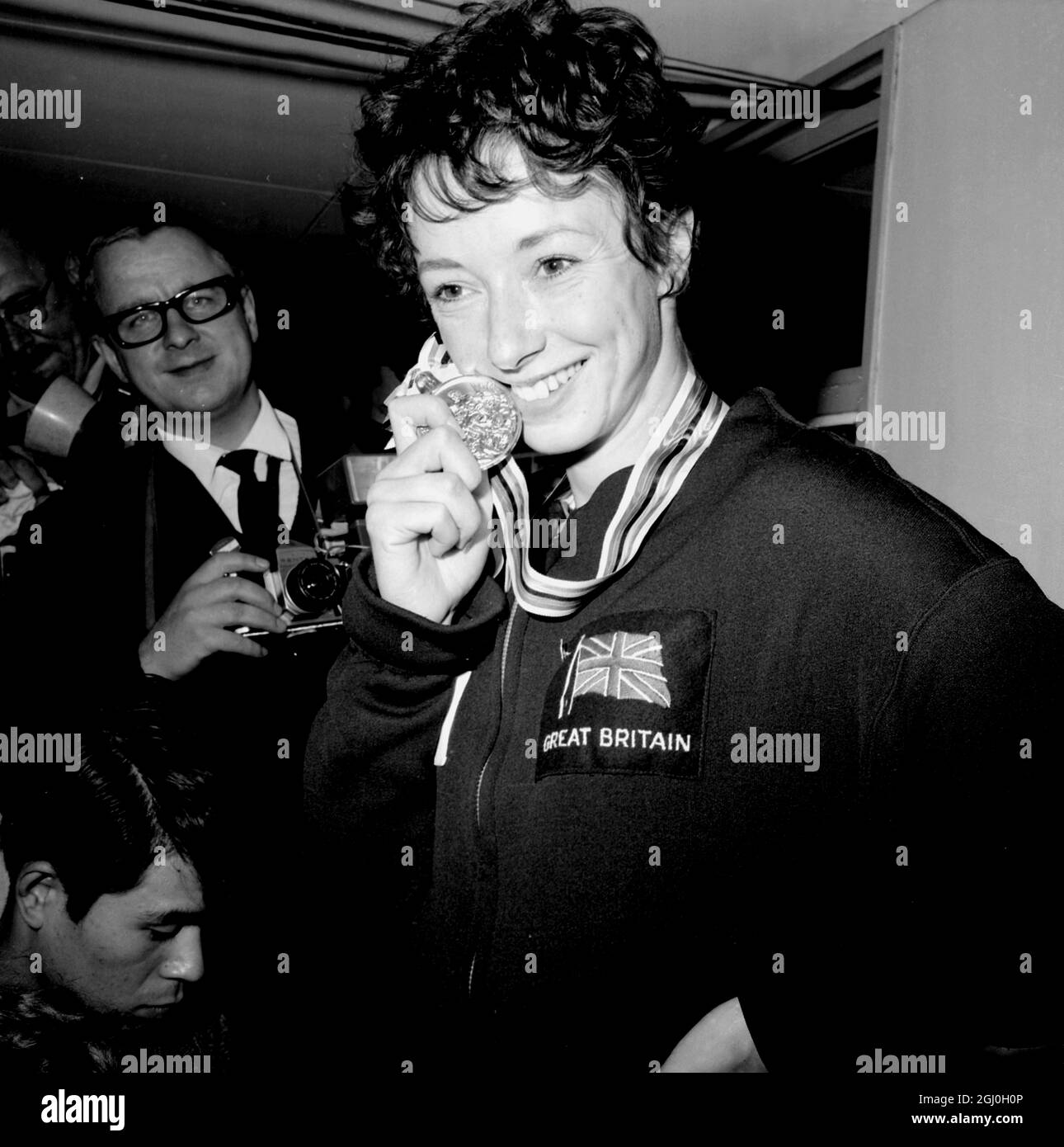 Die großartige Britinin Ann Packer zeigt ihre Goldmedaille für den Gewinn der Olympischen Spiele der Frauen in einer Welt und einer neuen olympischen Rekordzeit von 800 Metern zwei Minuten 01.1 Sekunden 21. Oktober 1964 Tokio Japan Stockfoto